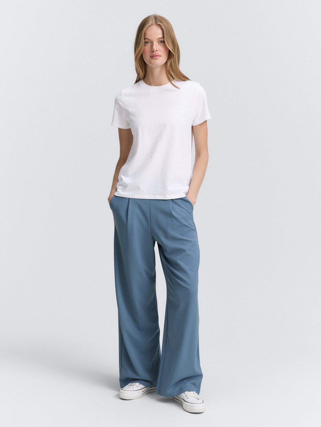 Loose Fit T-Shirt - White - Model-Vorderansicht