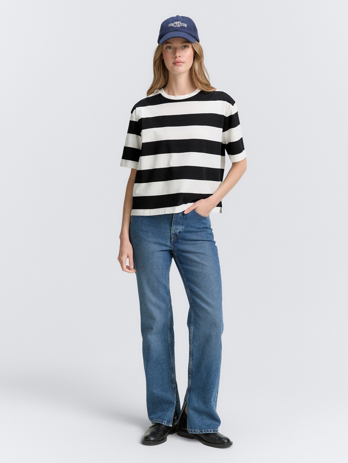 Boxy Fit T-Shirt mit Streifenmuster - black white stripe - Model-Vorderansicht