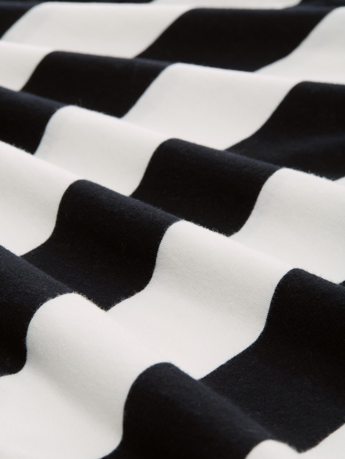 Boxy Fit T-Shirt mit Streifenmuster - black white stripe - Material-Ansicht