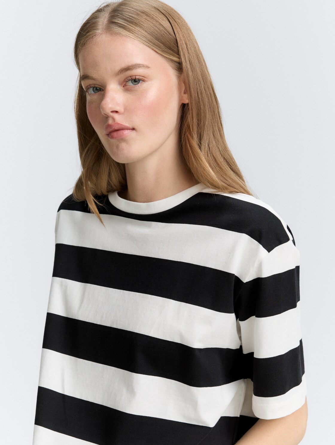 Boxy Fit T-Shirt mit Streifenmuster - black white stripe - Detail-Model-Ansicht