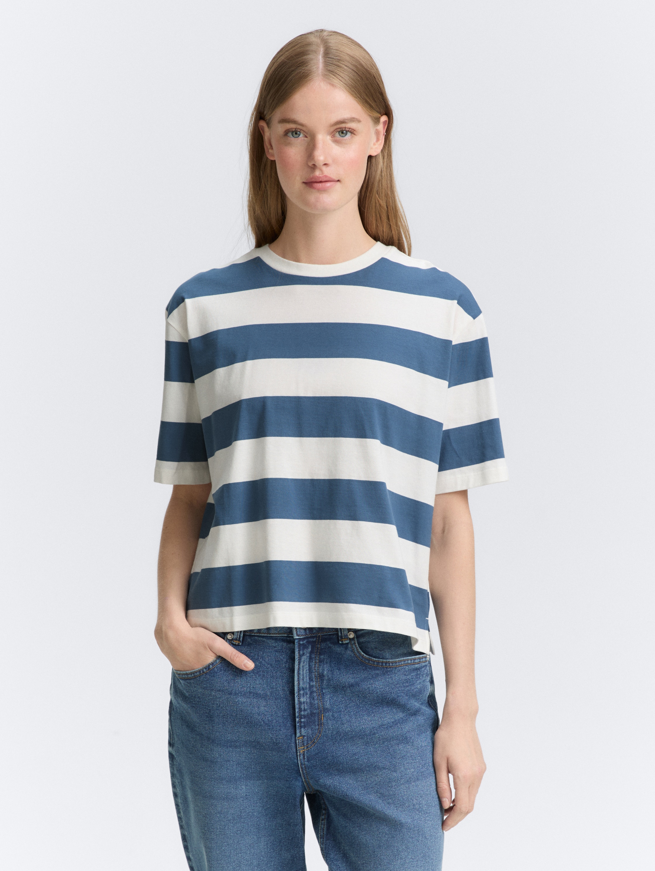 Boxy Fit T-Shirt mit Streifenmuster - dusty blue white stripe - Ausschnitt Model-Vorderansicht