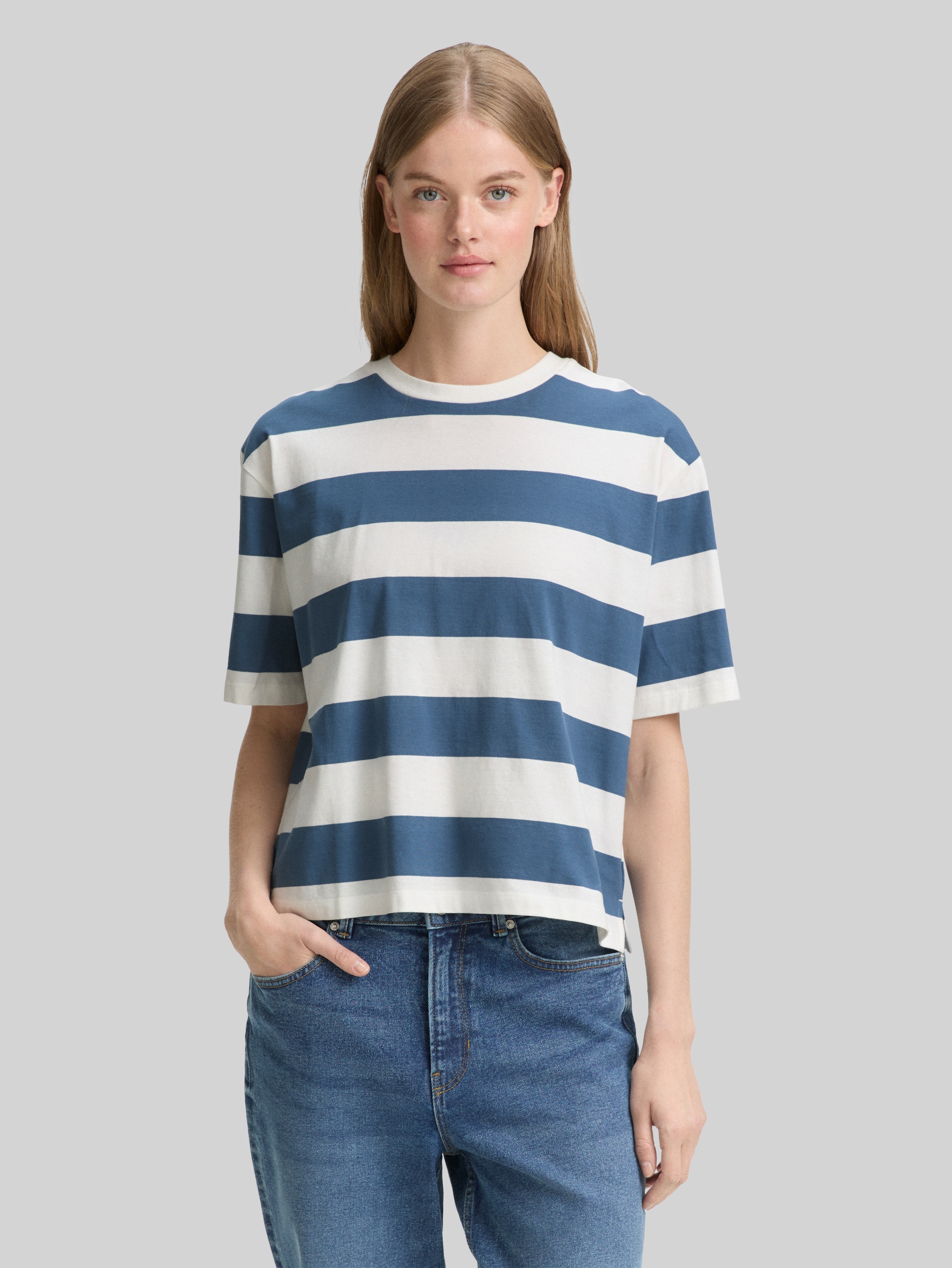 Boxy Fit T-Shirt mit Streifenmuster - dusty blue white stripe - Ausschnitt Model-Vorderansicht