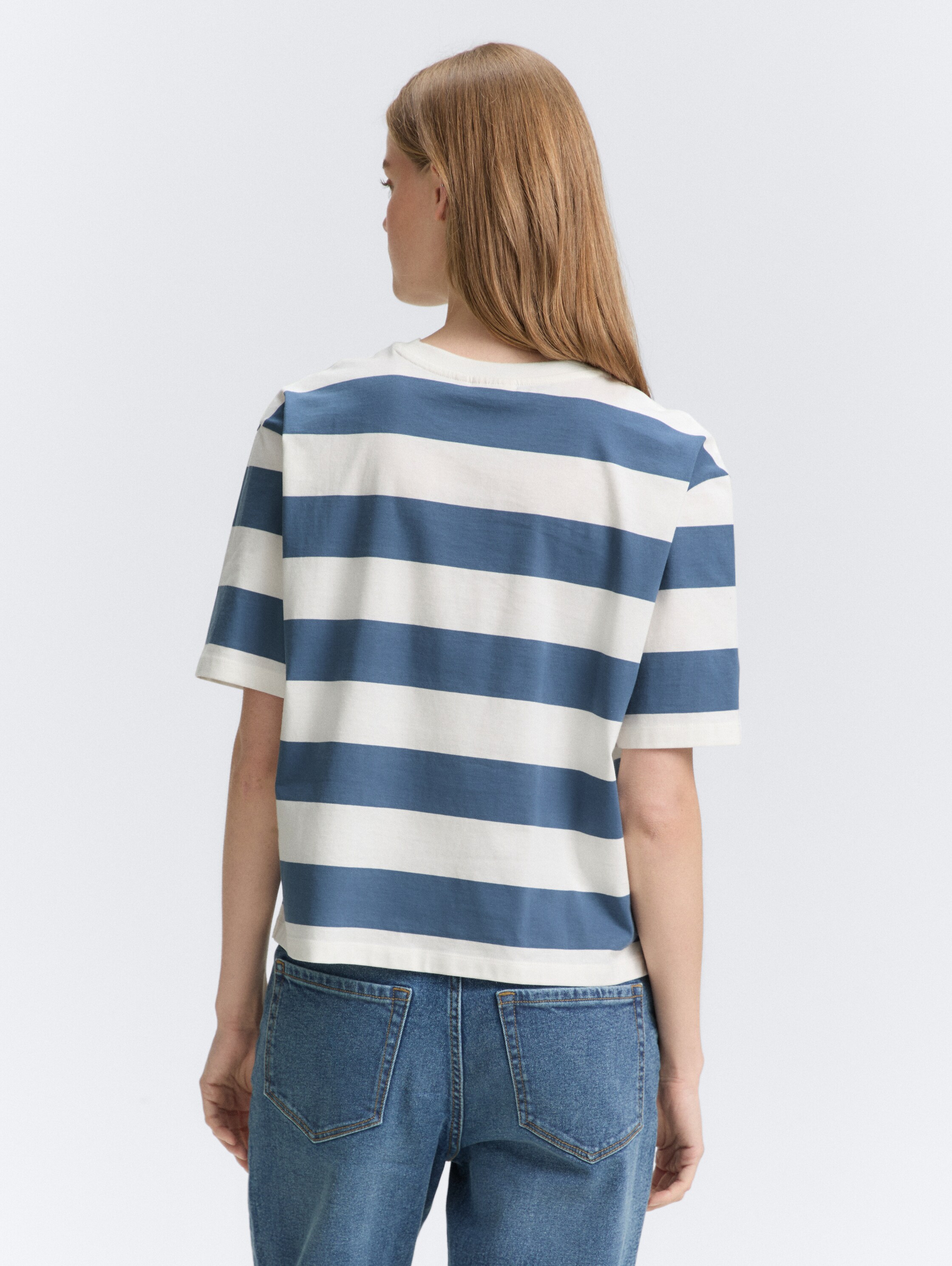 Boxy Fit T-Shirt mit Streifenmuster - dusty blue white stripe - Auschnitt Model-Rückansicht