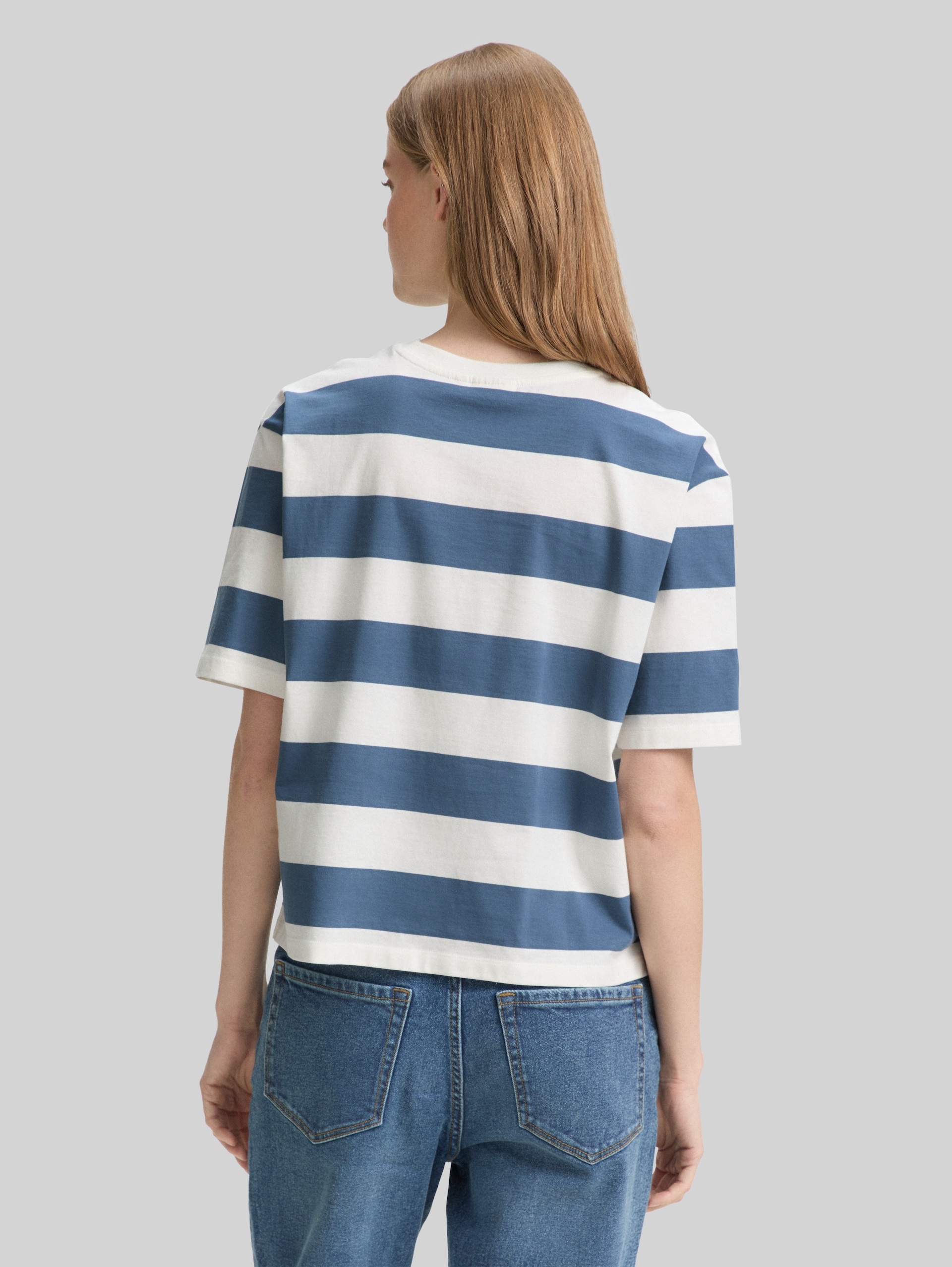 Boxy Fit T-Shirt mit Streifenmuster - dusty blue white stripe - Auschnitt Model-Rückansicht