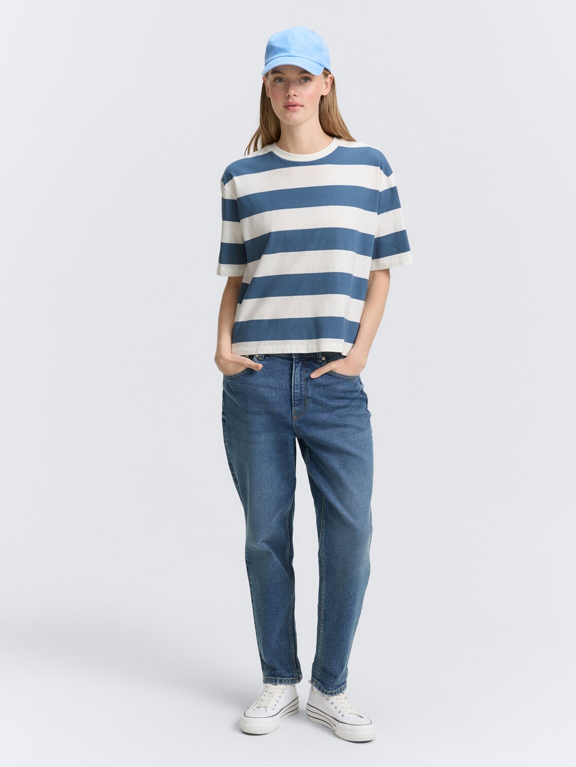 Boxy Fit T-Shirt mit Streifenmuster - dusty blue white stripe - Model-Vorderansicht