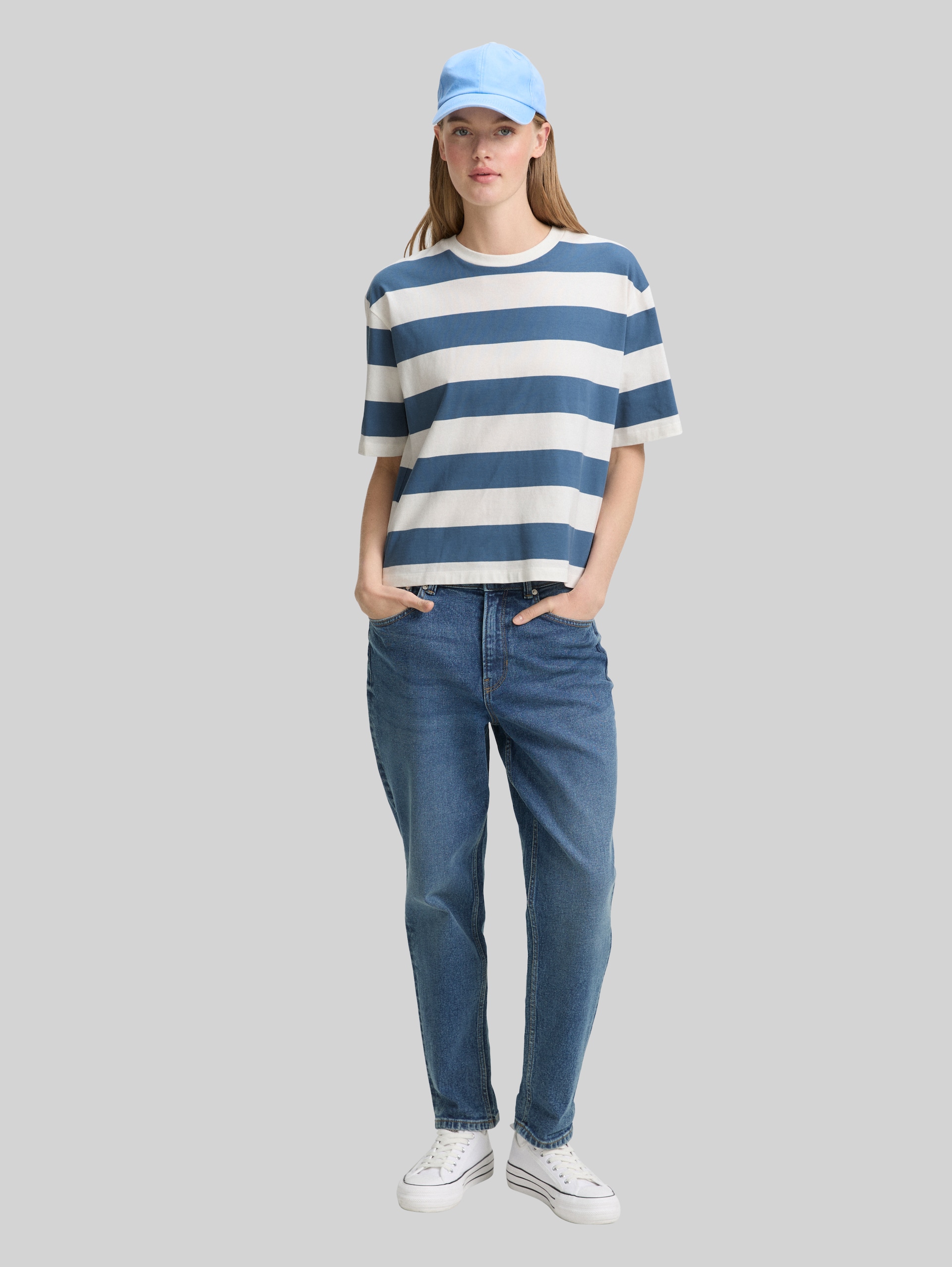 Boxy Fit T-Shirt mit Streifenmuster - dusty blue white stripe - Model-Vorderansicht