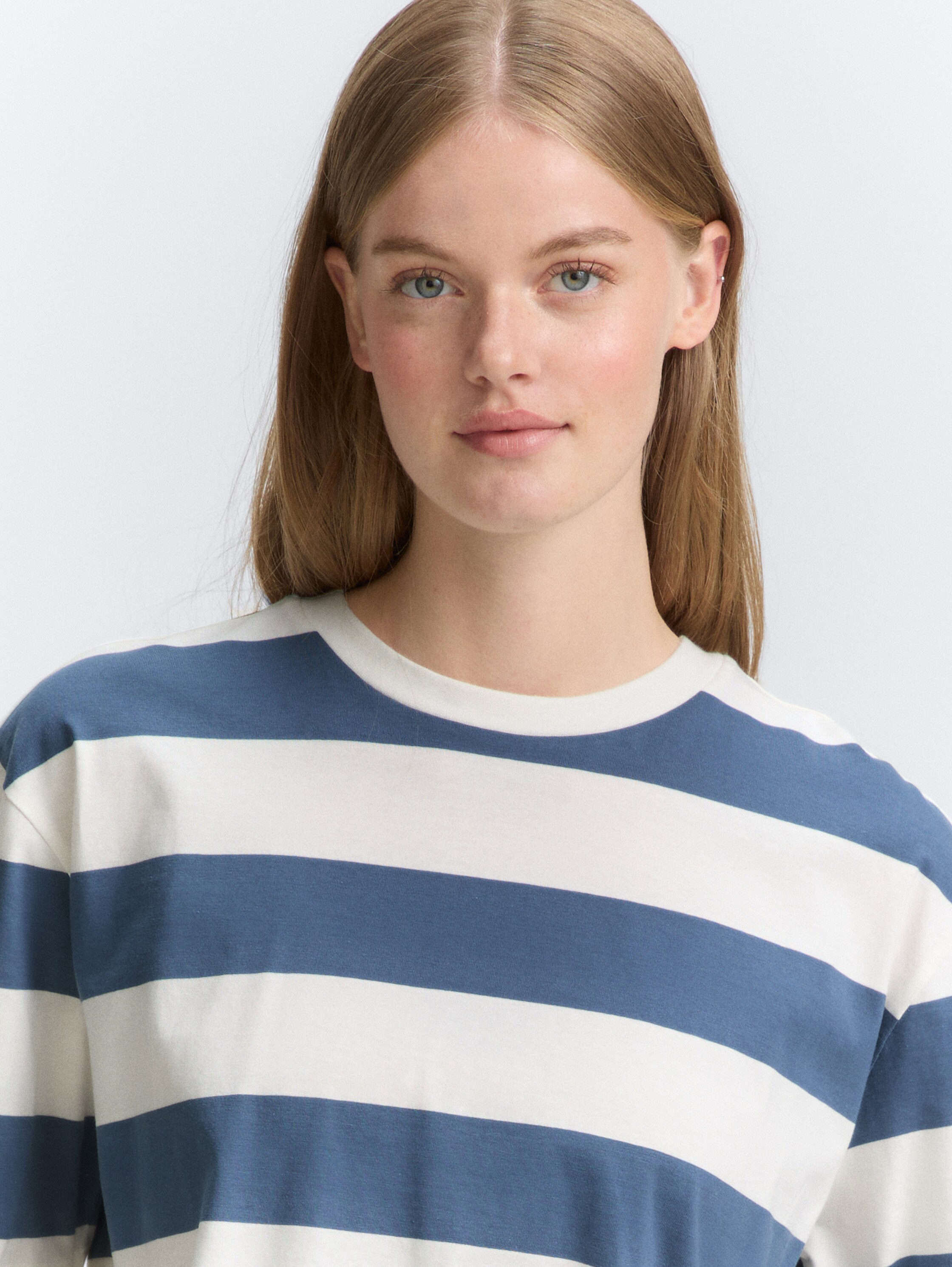 Boxy Fit T-Shirt mit Streifenmuster - dusty blue white stripe - Detail-Model-Ansicht