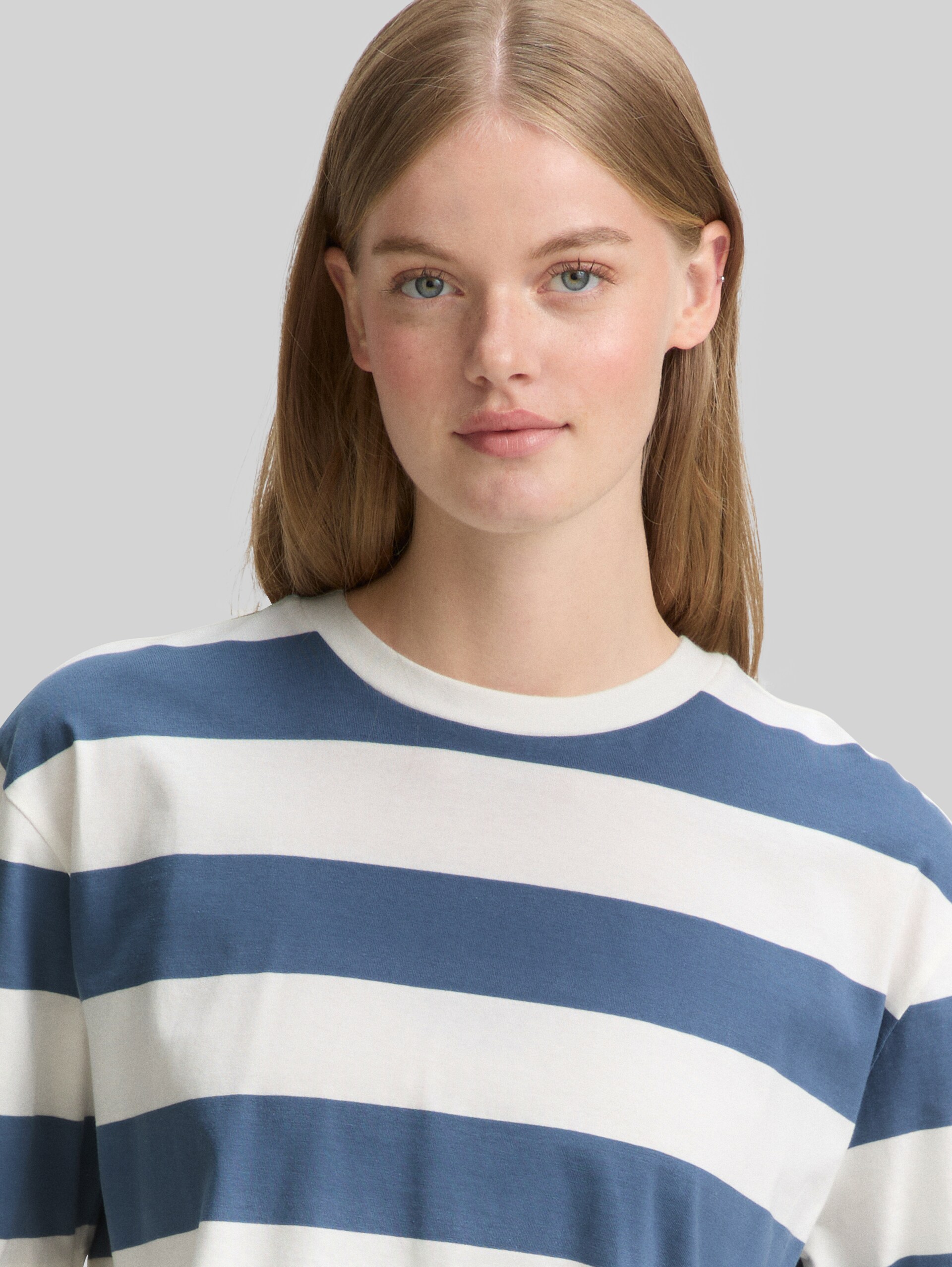 Boxy Fit T-Shirt mit Streifenmuster - dusty blue white stripe - Detail-Model-Ansicht