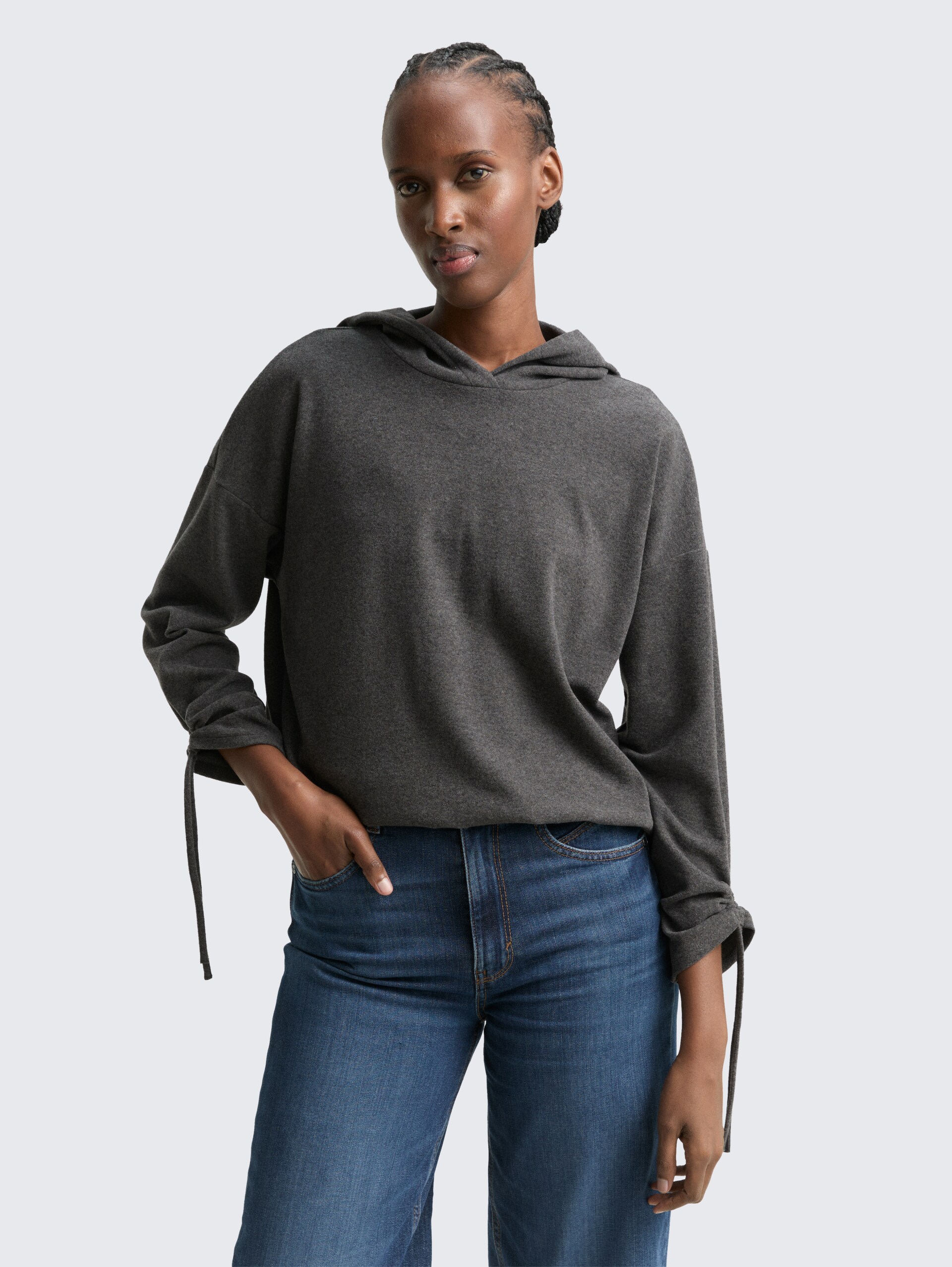 Loose Fit Langarmshirt mit Kapuze - Shale Grey Melange - Ausschnitt Model-Vorderansicht