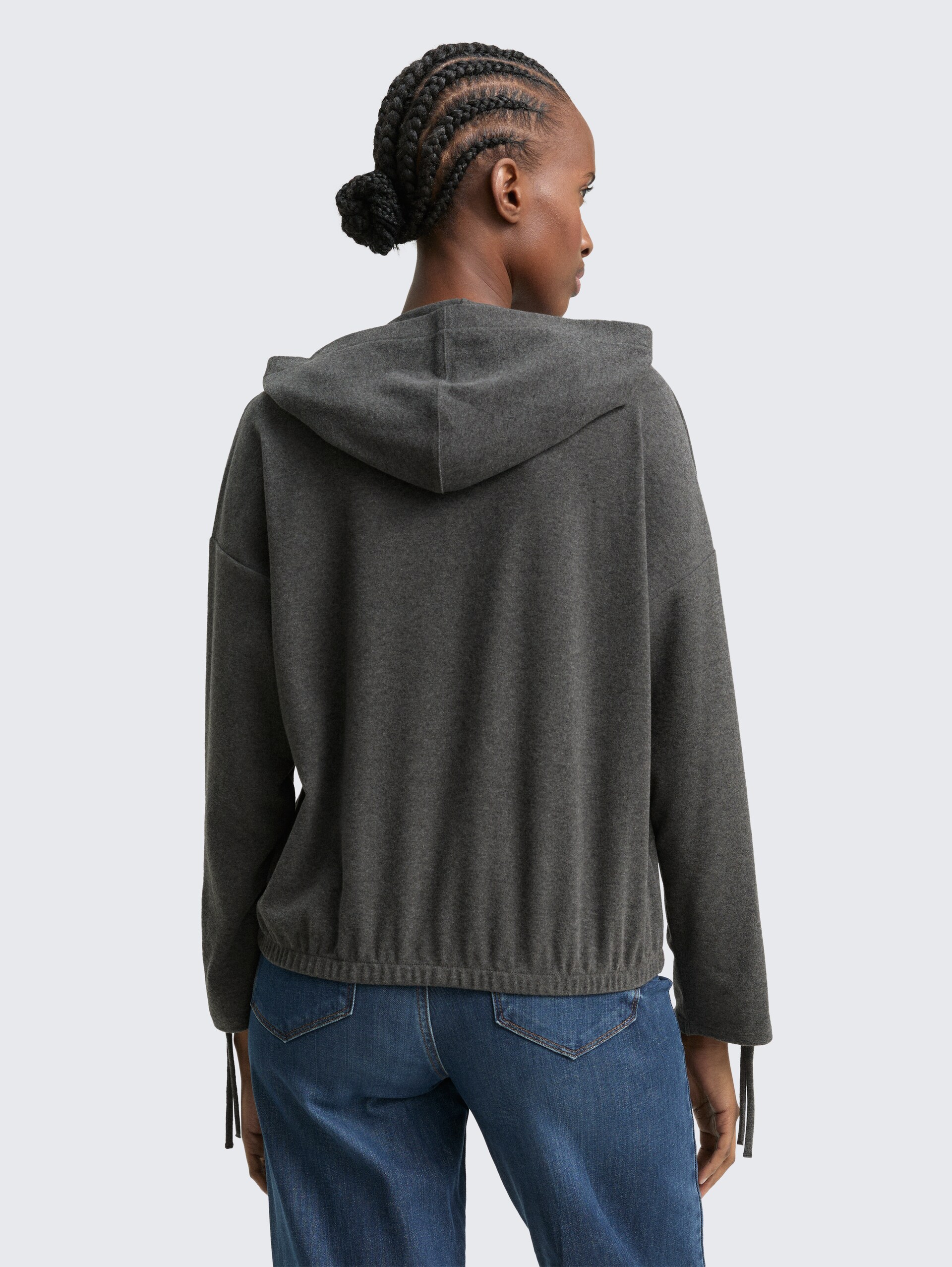 Loose Fit Langarmshirt mit Kapuze - Shale Grey Melange - Auschnitt Model-Rückansicht