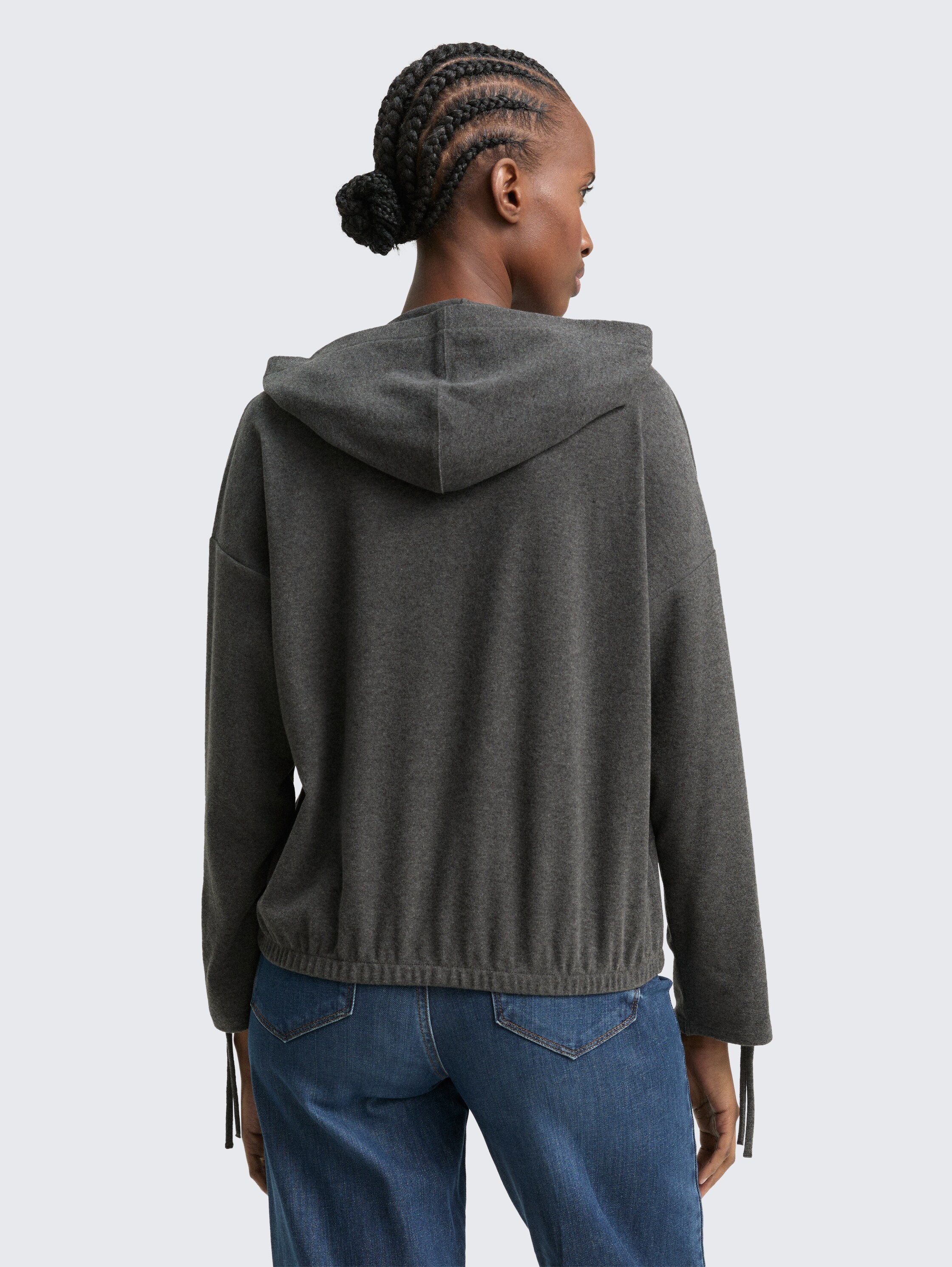 Loose Fit Langarmshirt mit Kapuze - Shale Grey Melange - Auschnitt Model-Rückansicht