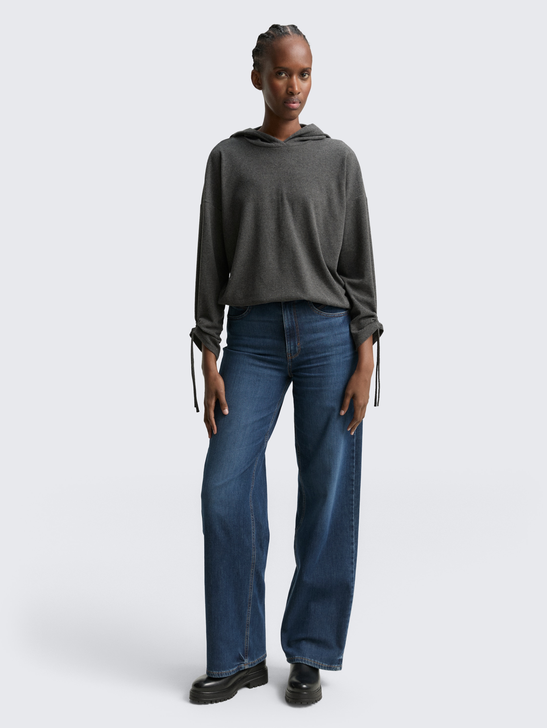 Loose Fit Langarmshirt mit Kapuze - Shale Grey Melange - Model-Vorderansicht