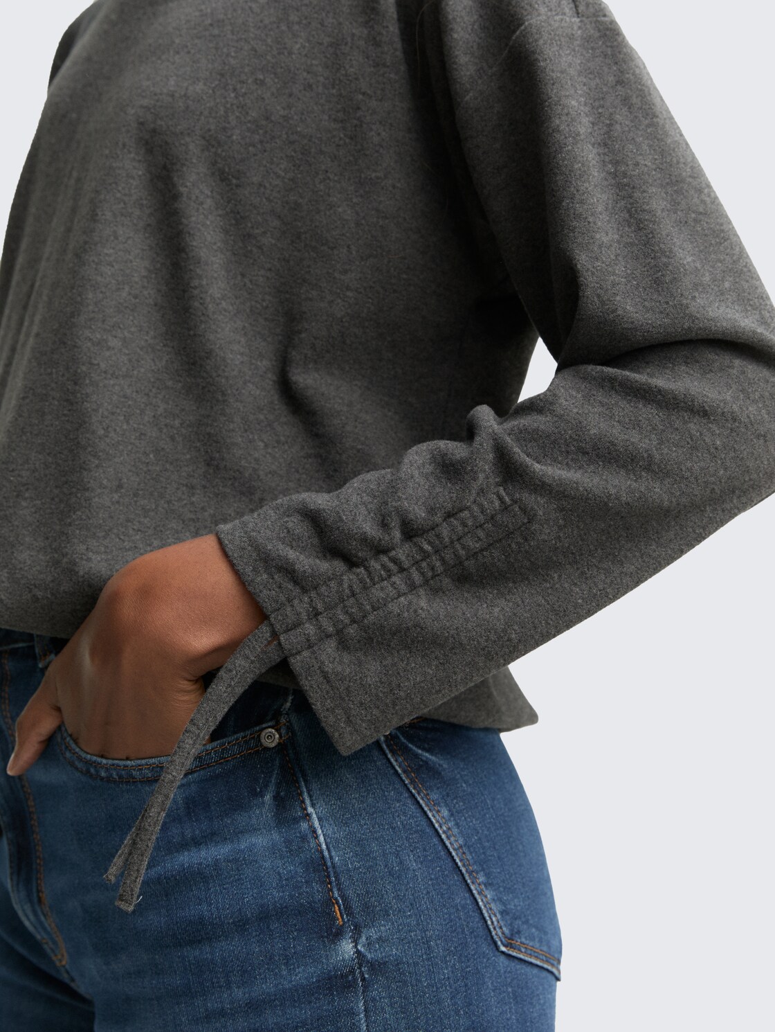 Loose Fit Langarmshirt mit Kapuze - Shale Grey Melange - Detail-Model-Ansicht