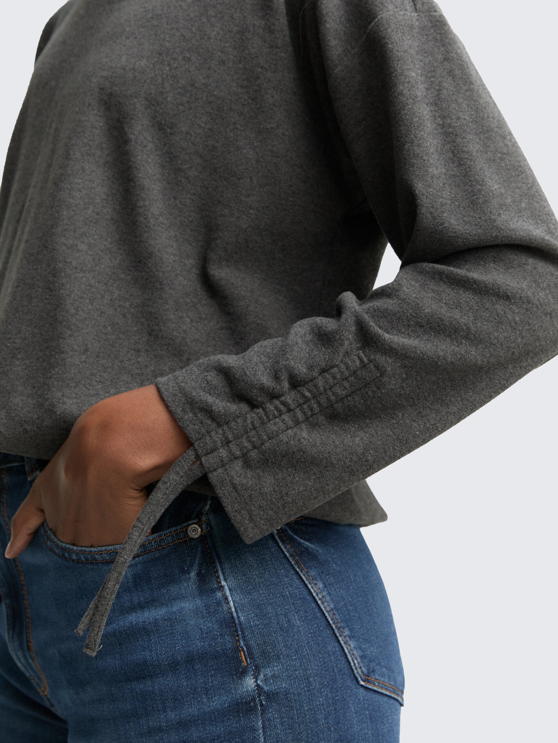 Loose Fit Langarmshirt mit Kapuze - Shale Grey Melange - Detail-Model-Ansicht