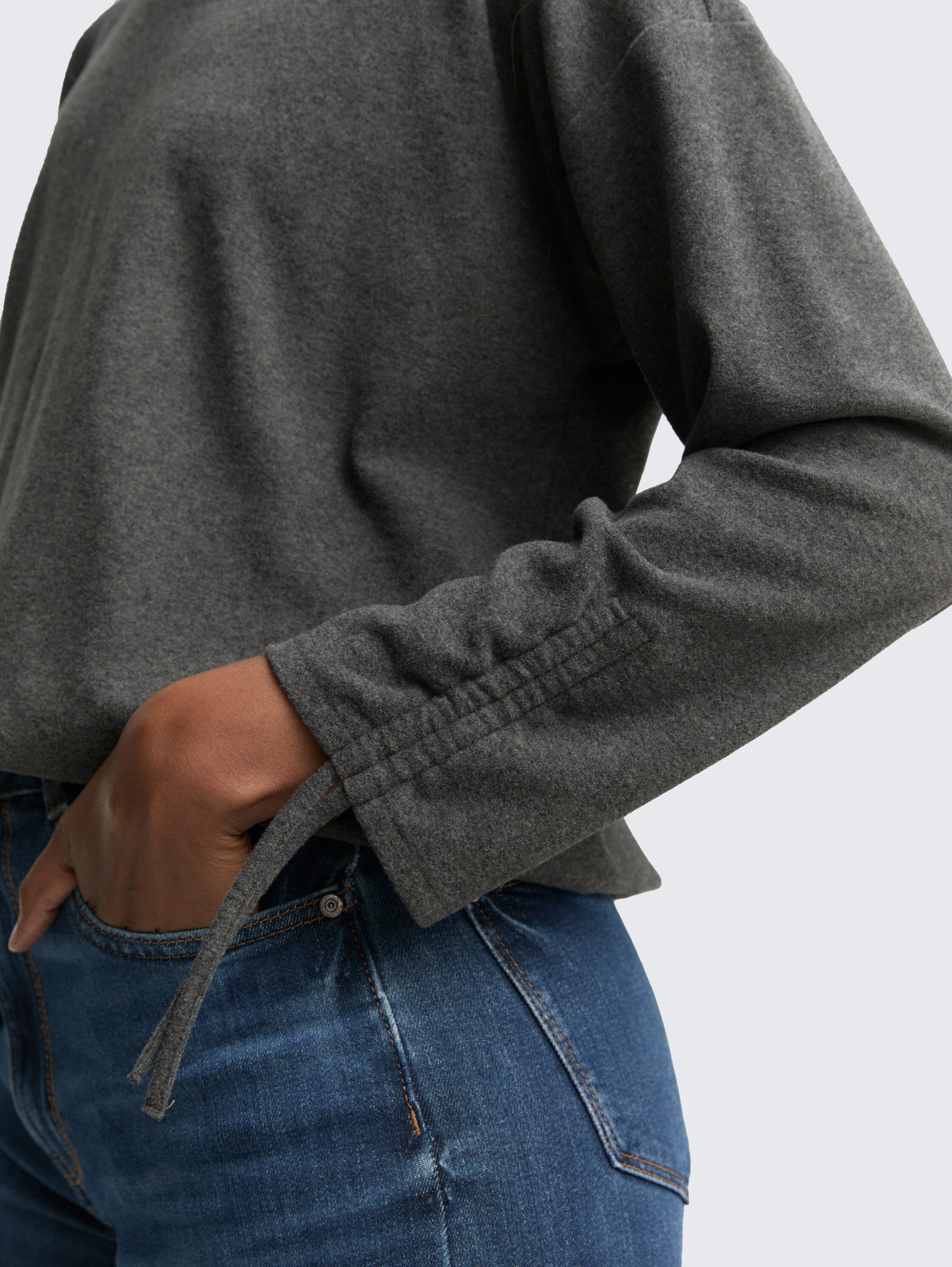 Loose Fit Langarmshirt mit Kapuze - Shale Grey Melange - Detail-Model-Ansicht