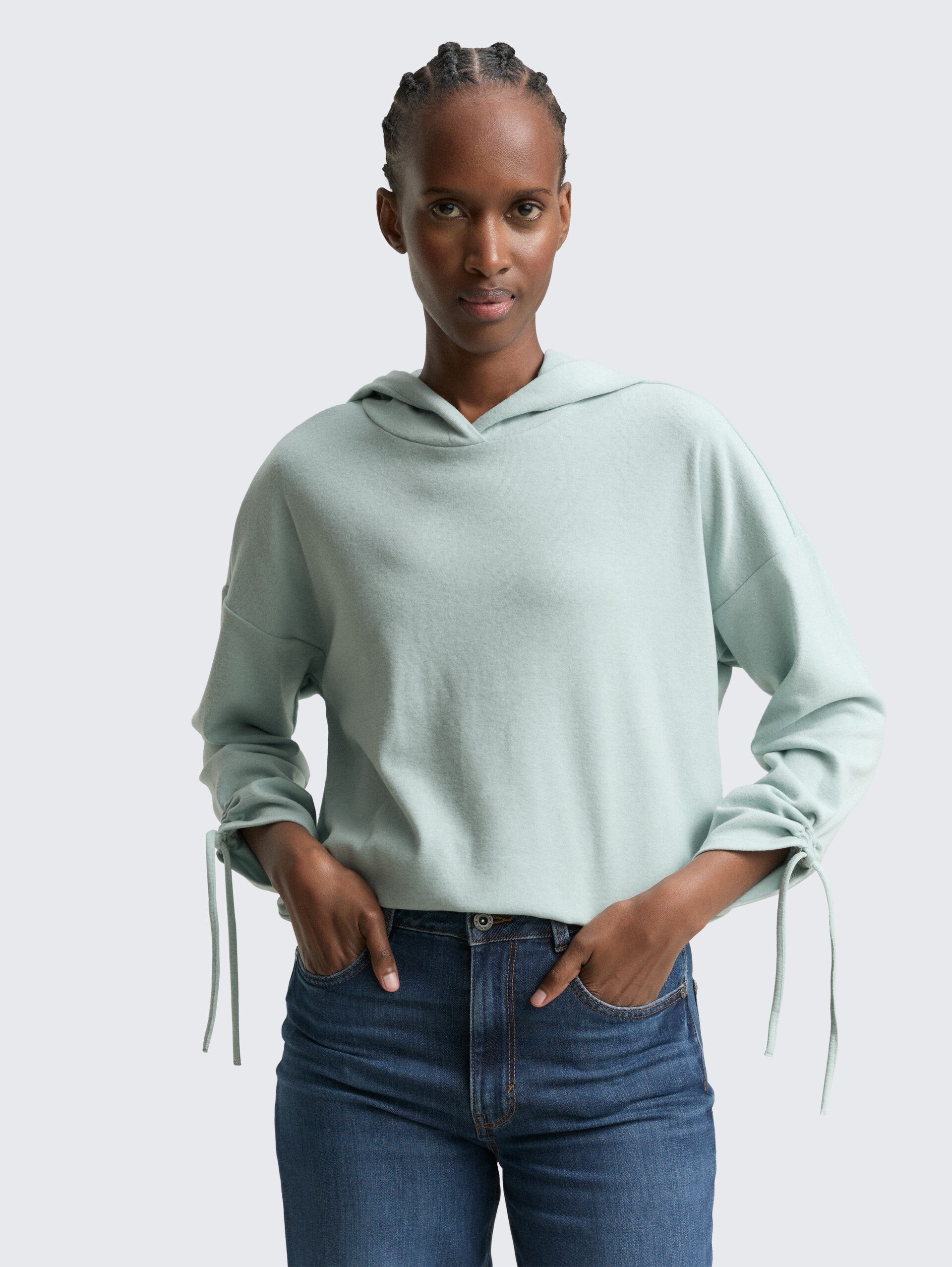 Loose Fit Langarmshirt mit Kapuze - Silver Cloud Blue Melange - Ausschnitt Model-Vorderansicht