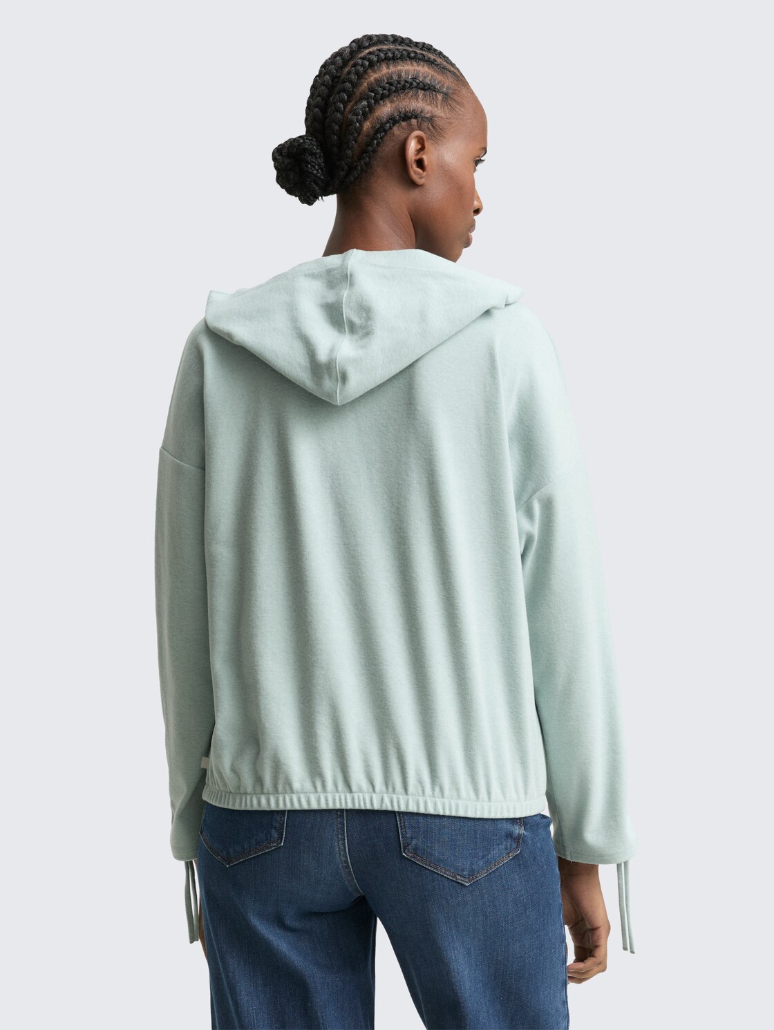 Loose Fit Langarmshirt mit Kapuze - Silver Cloud Blue Melange - Auschnitt Model-Rückansicht