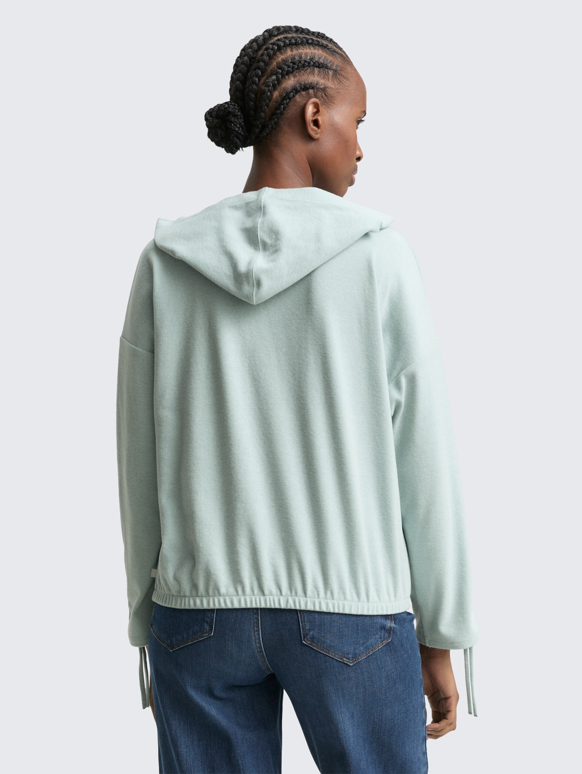 Loose Fit Langarmshirt mit Kapuze - Silver Cloud Blue Melange - Auschnitt Model-Rückansicht