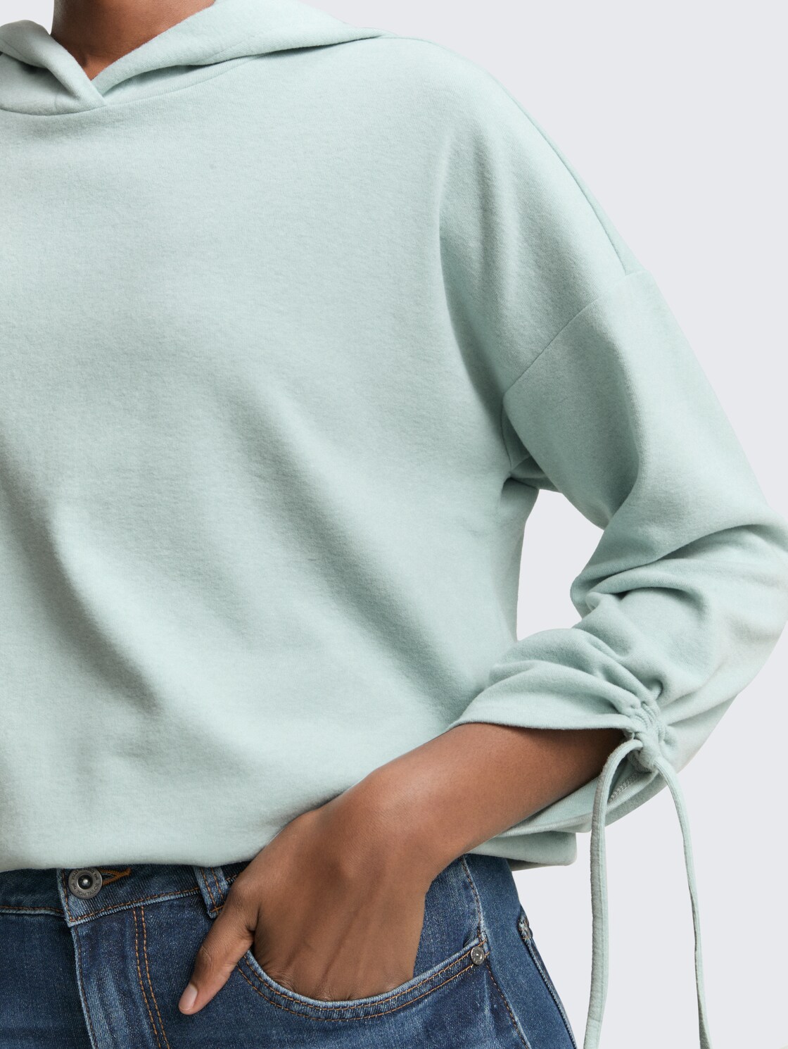 Loose Fit Langarmshirt mit Kapuze - Silver Cloud Blue Melange - Detail-Model-Ansicht