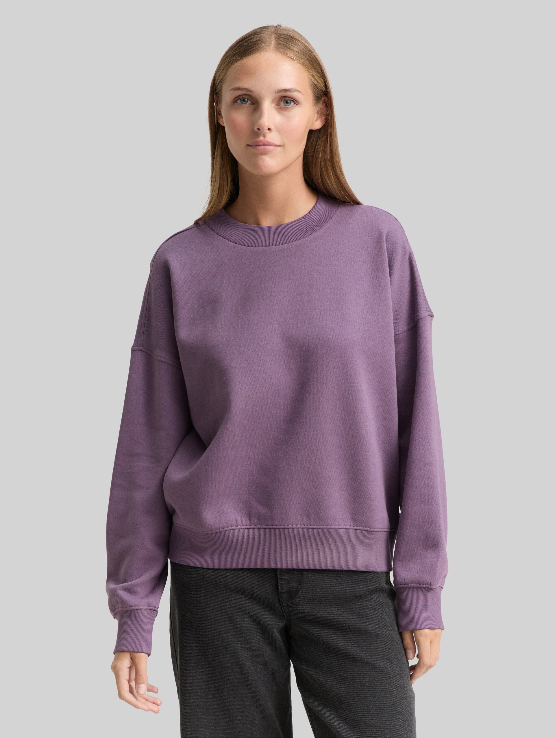 Loose Fit Sweatshirt - Lavender Herb - Ausschnitt Model-Vorderansicht