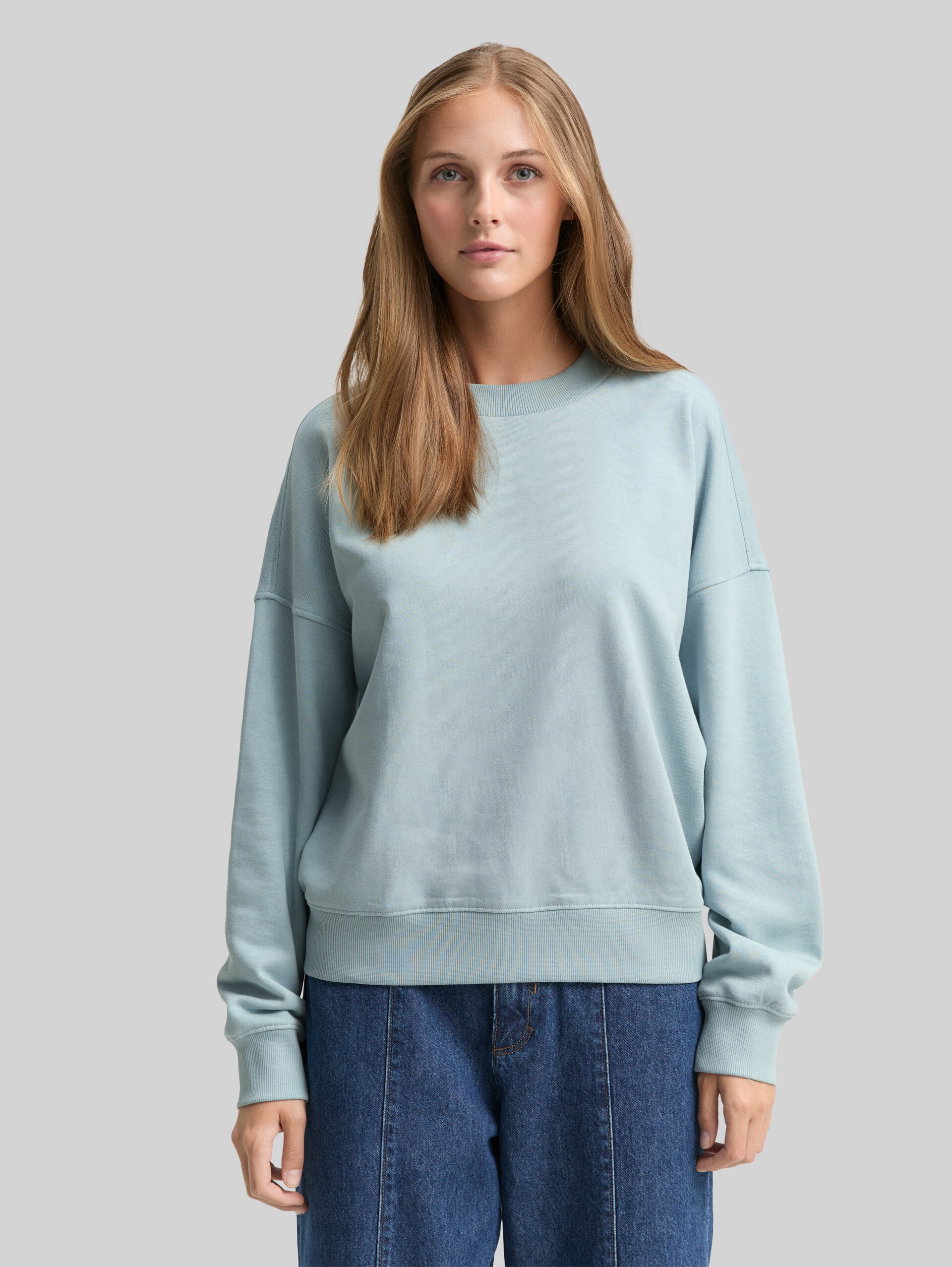 Loose Fit Sweatshirt - Silver Cloud Blue - Ausschnitt Model-Vorderansicht