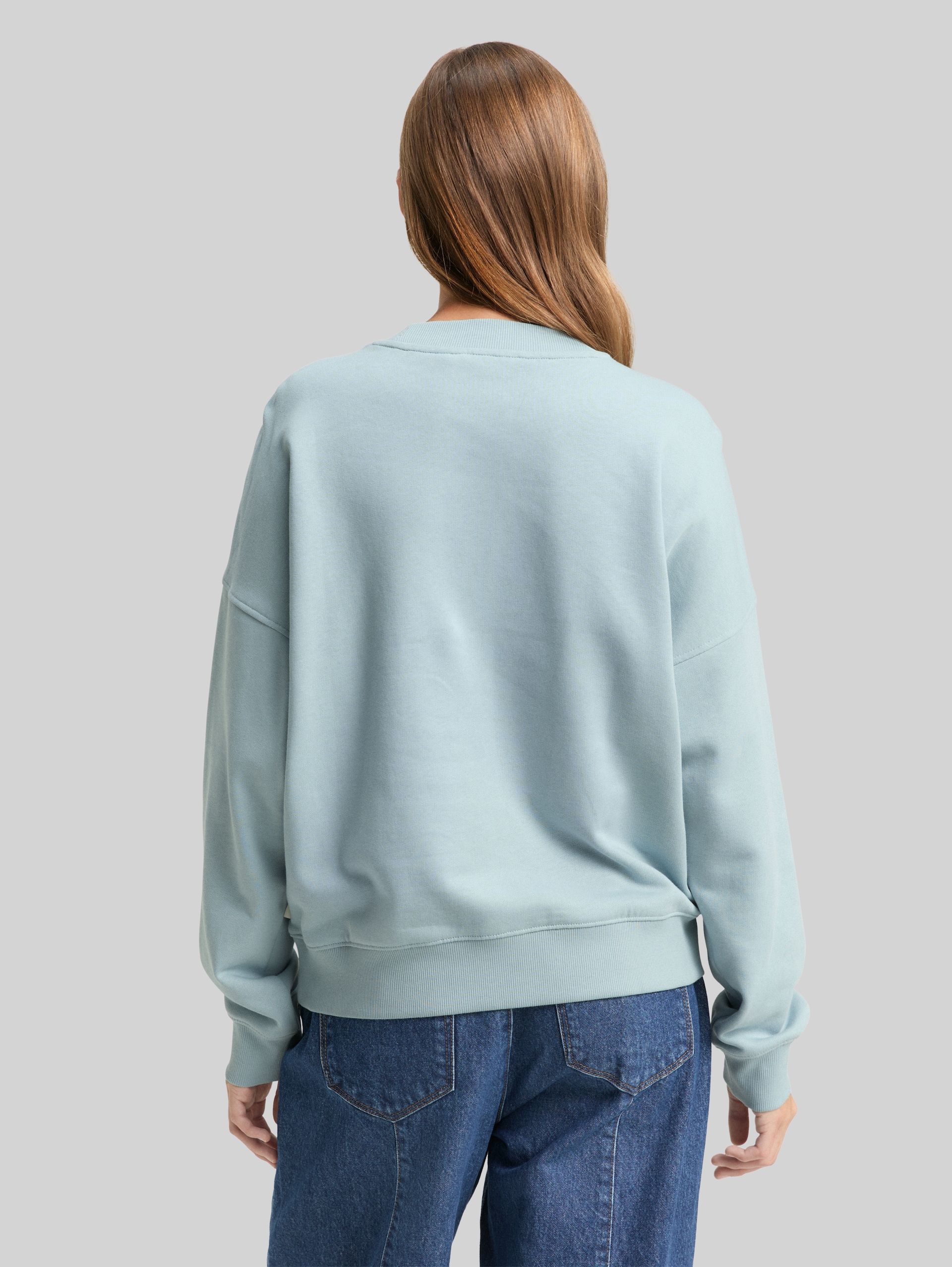 Loose Fit Sweatshirt - Silver Cloud Blue - Auschnitt Model-Rückansicht