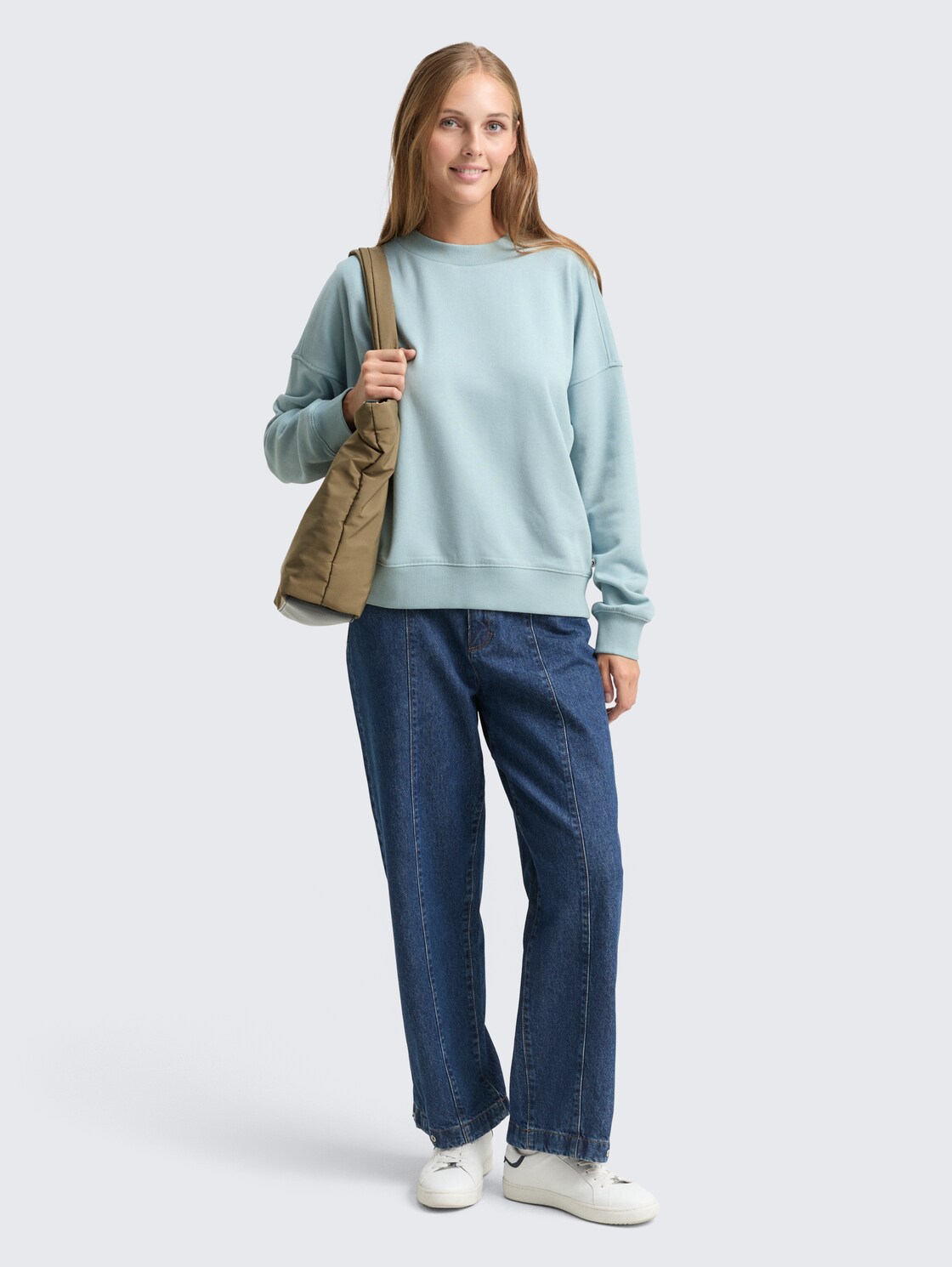 Loose fit sweatshirt - Silver Cloud Blue - Model vooraanzicht