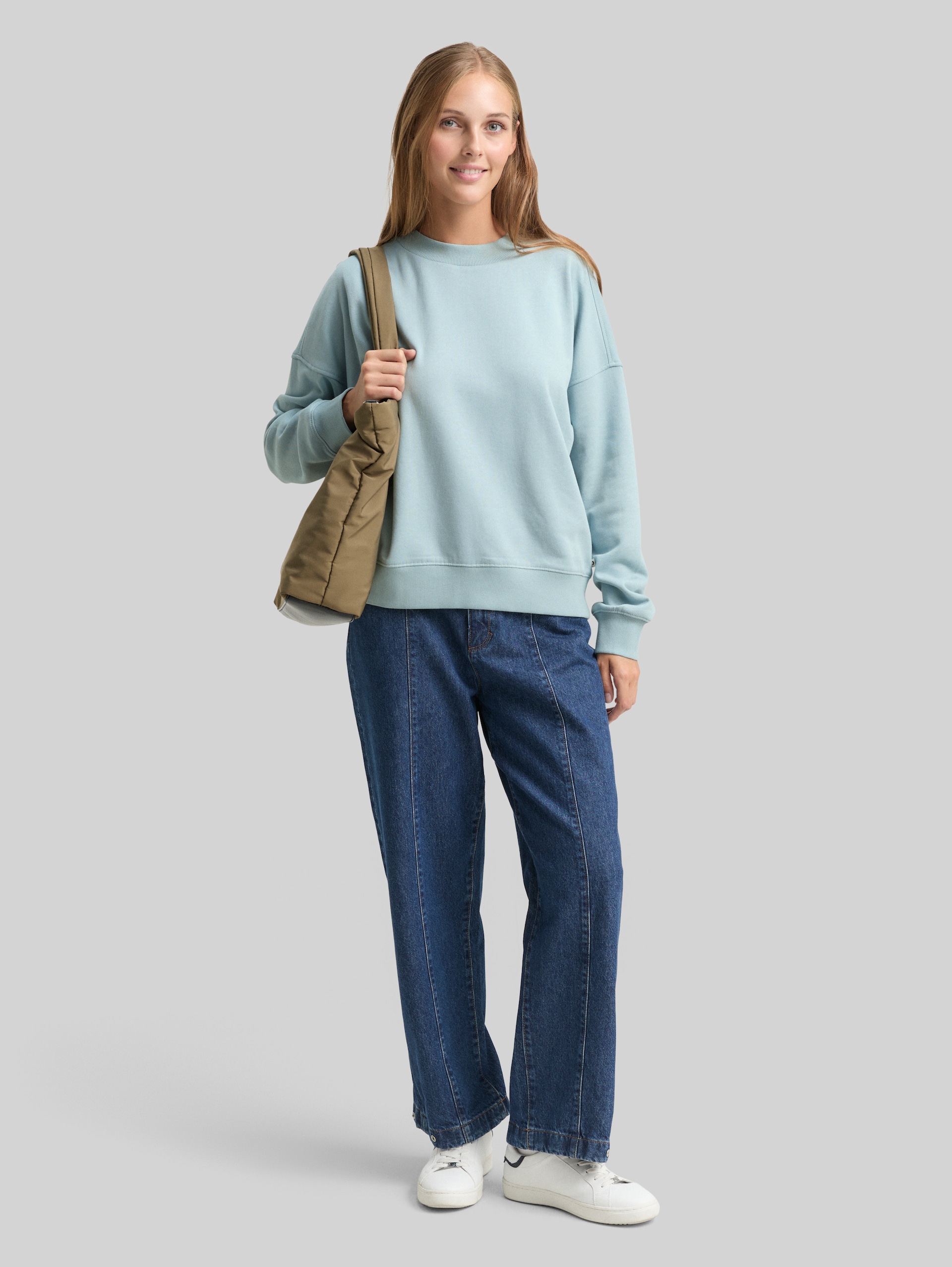 Loose Fit Sweatshirt - Silver Cloud Blue - Model-Vorderansicht