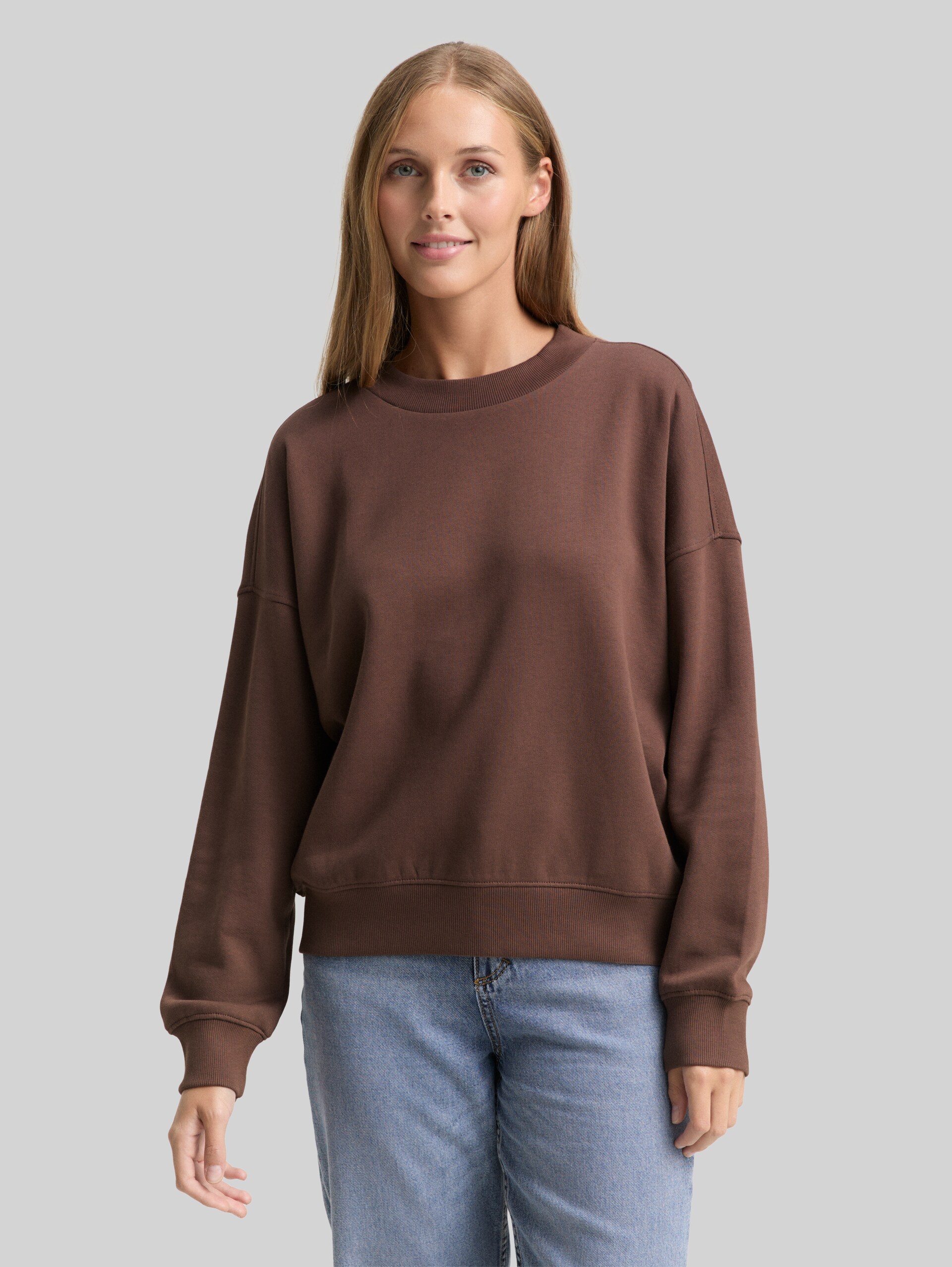 Loose fit sweatshirt - soft chocolate brown - Nek model vooraanzicht