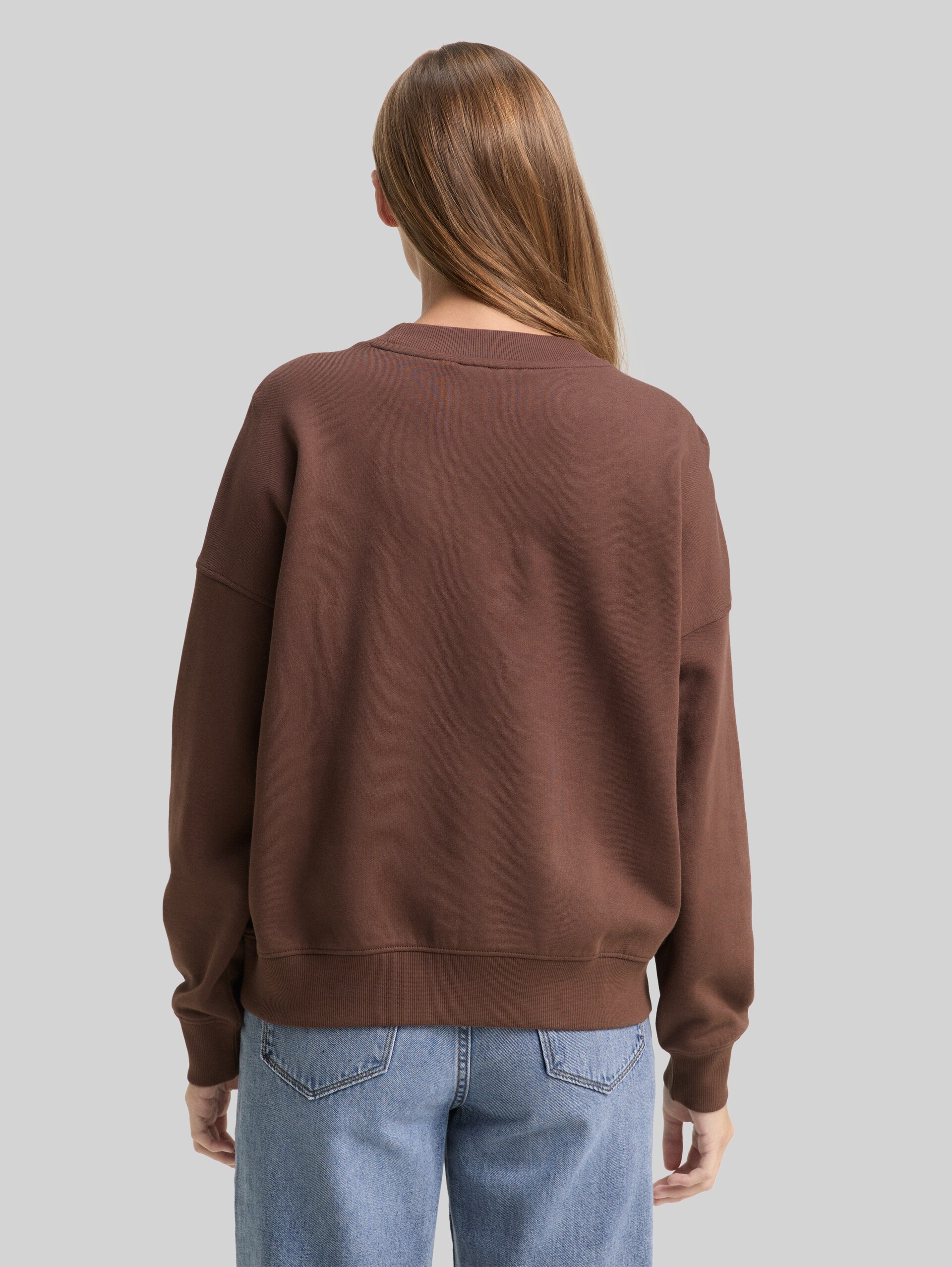 Loose fit sweatshirt - soft chocolate brown - Neklijn model-achteraanzicht