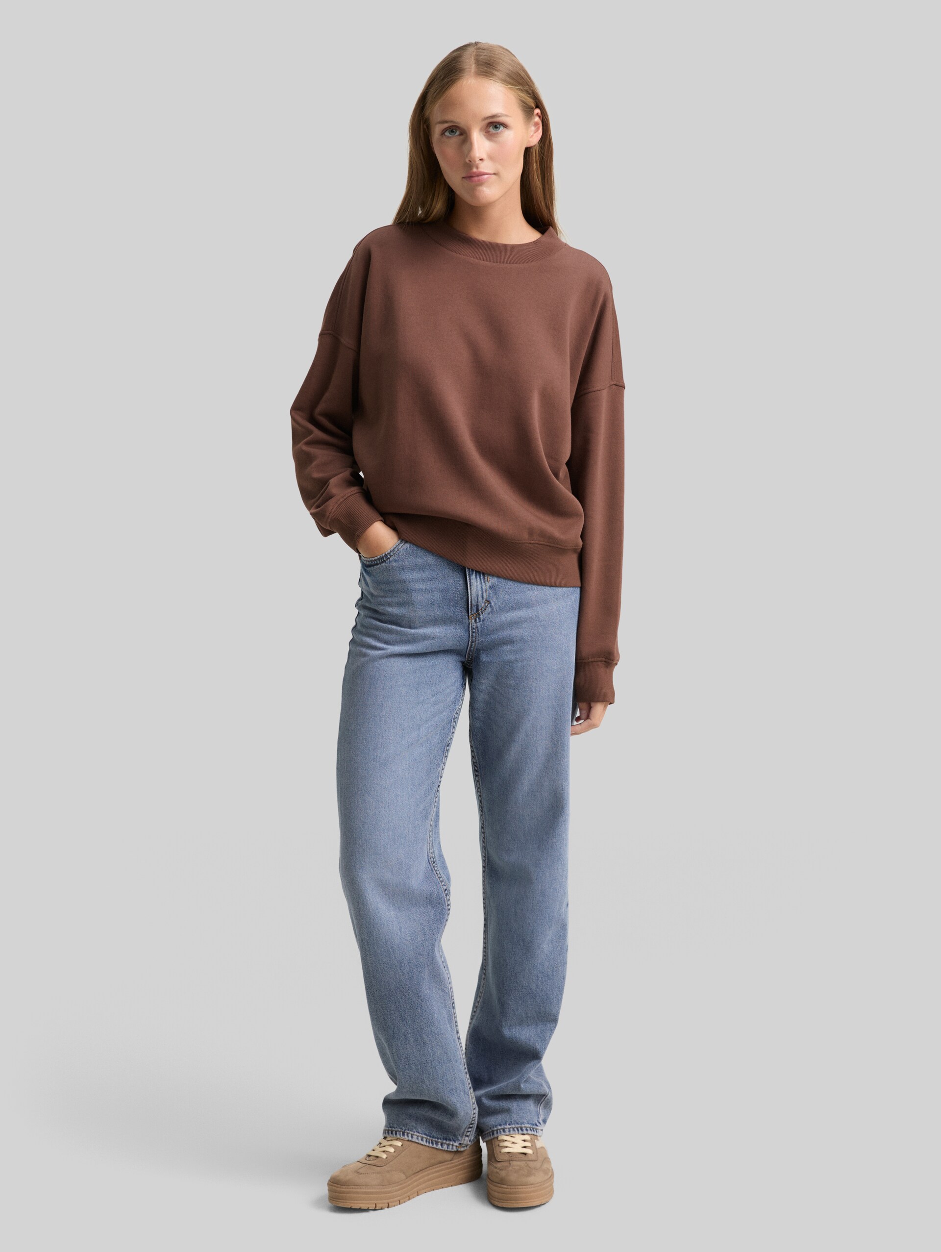 Loose fit sweatshirt - soft chocolate brown - Model vooraanzicht