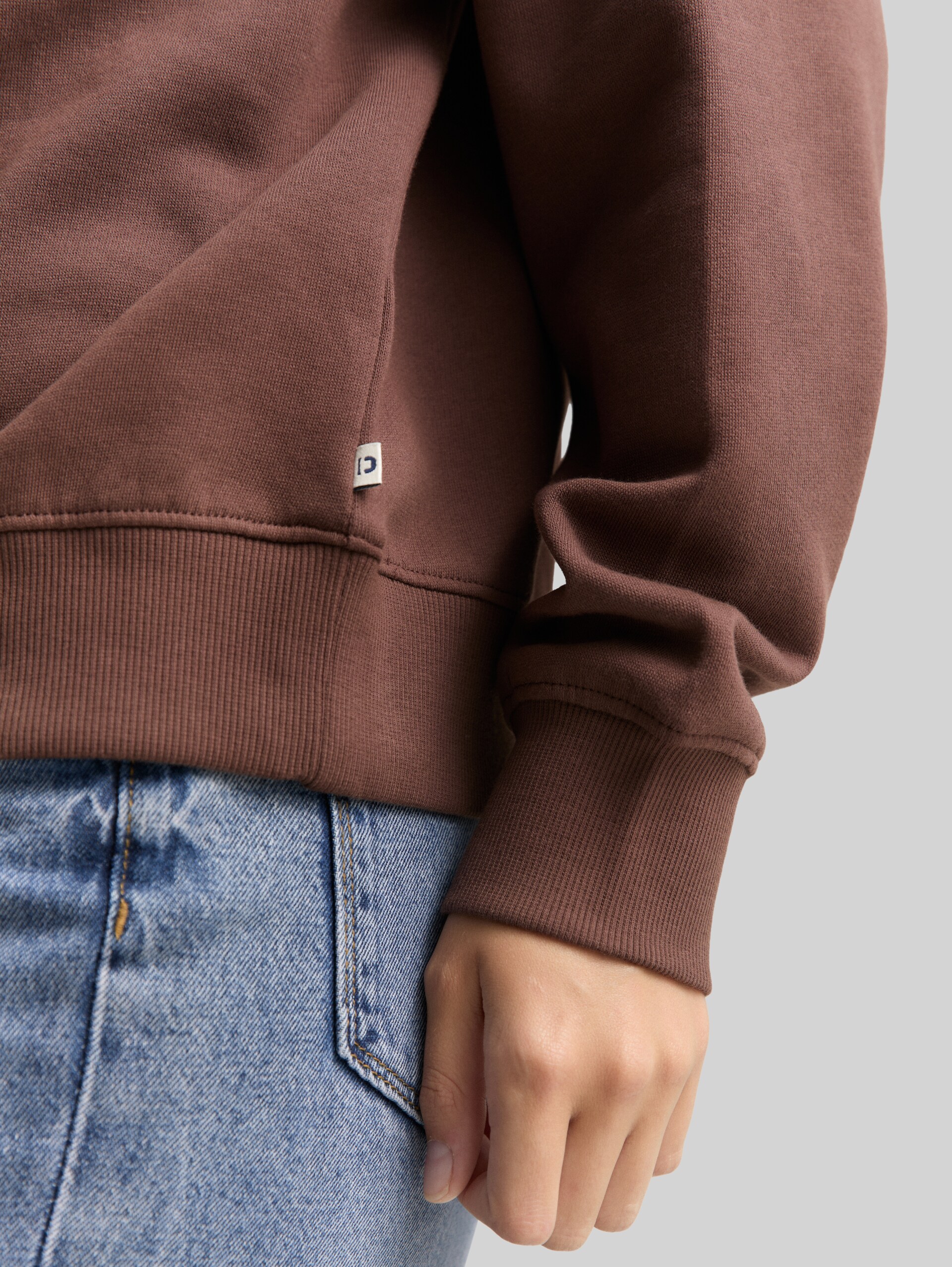 Loose fit sweatshirt - soft chocolate brown - Detailaanzicht model