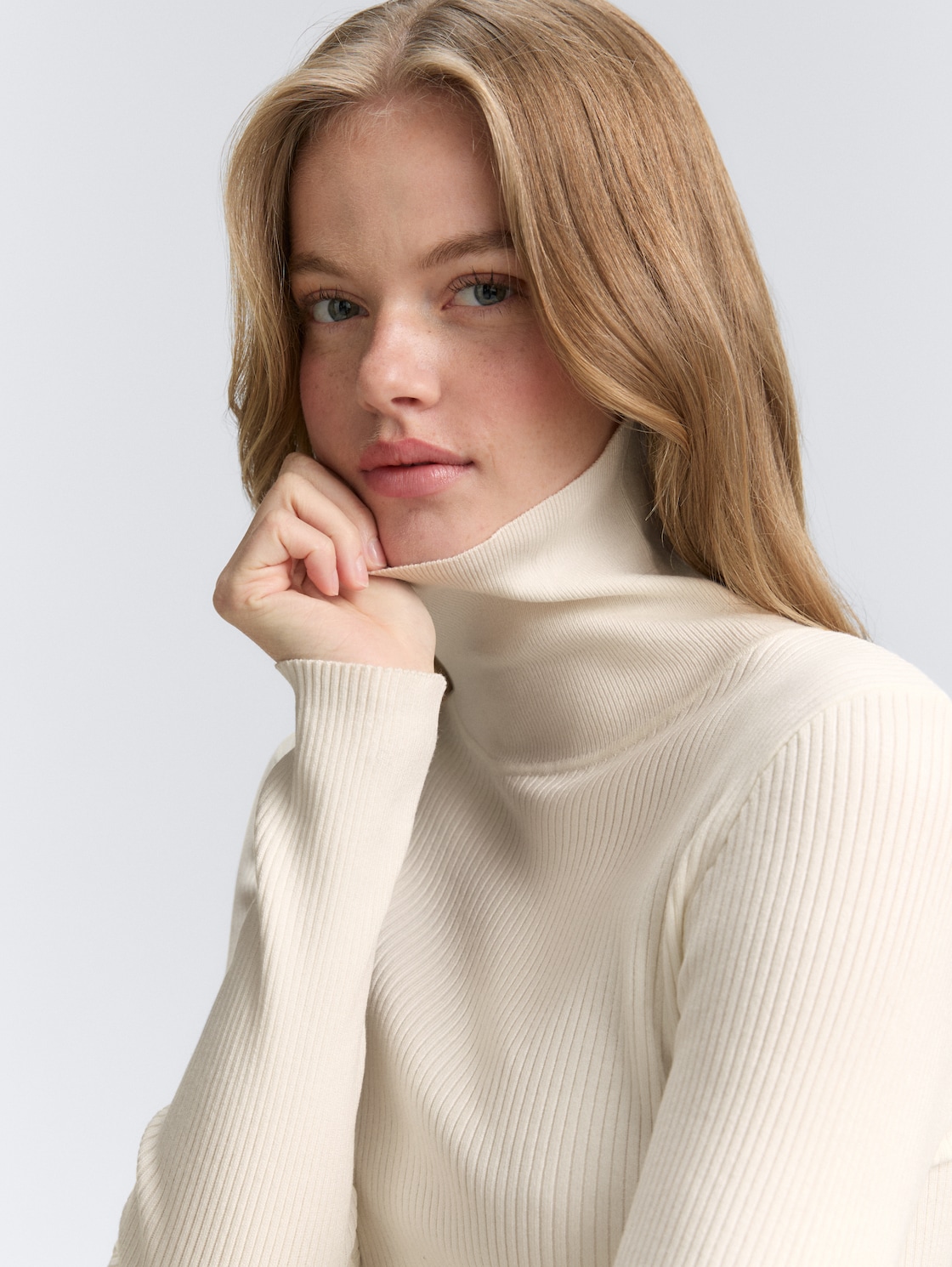 Ripp Rollkragenpullover - off white - Detail-Model-Ansicht