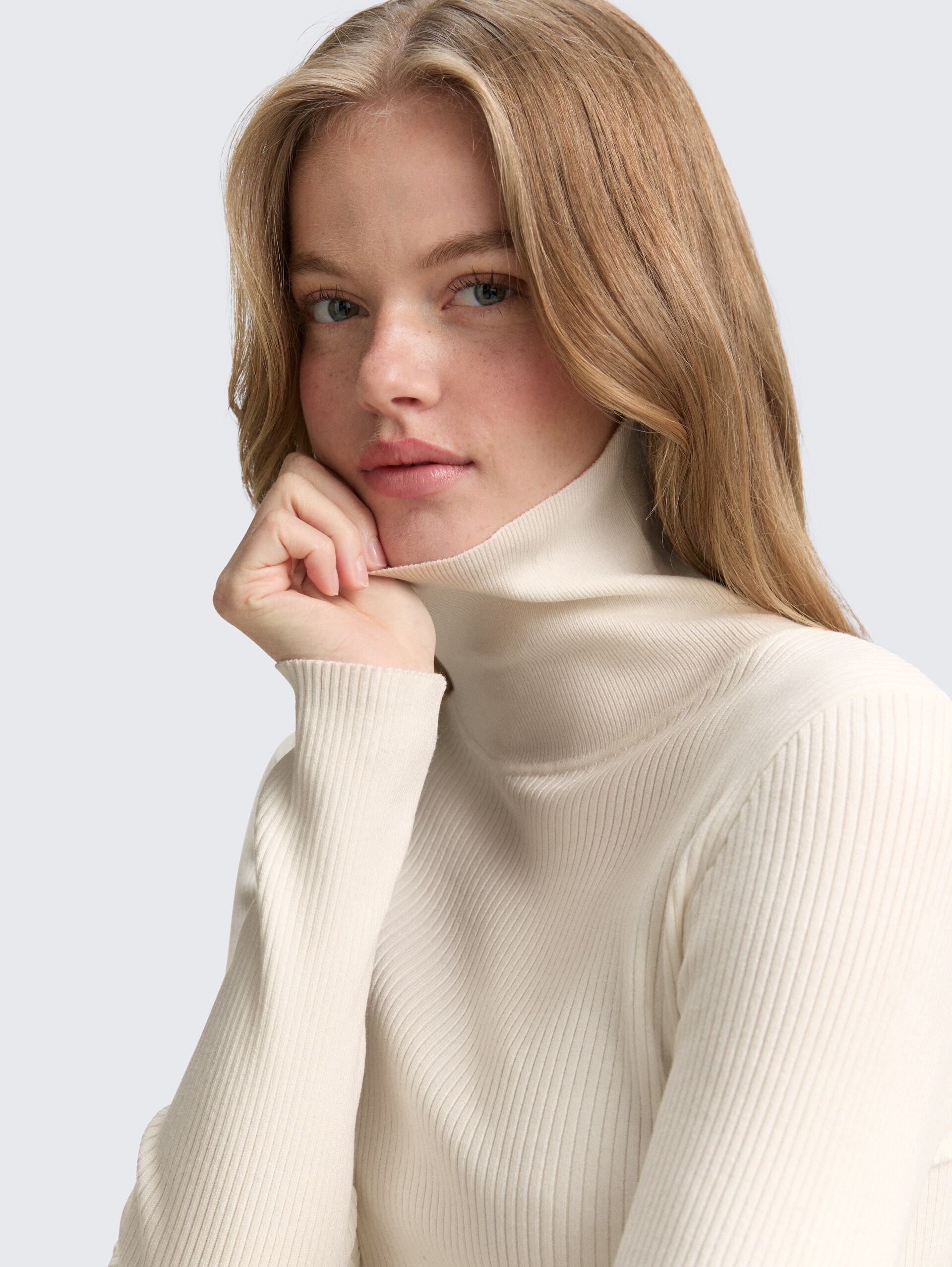 Ripp Rollkragenpullover - off white - Detail-Model-Ansicht