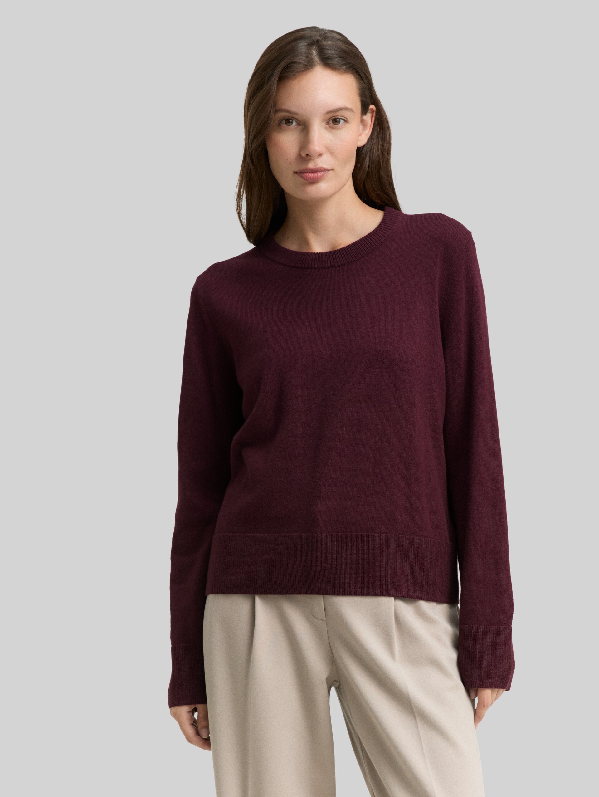 Knitted jumper with cashmere blend - Dark Red Mélange - Neckline model front view
