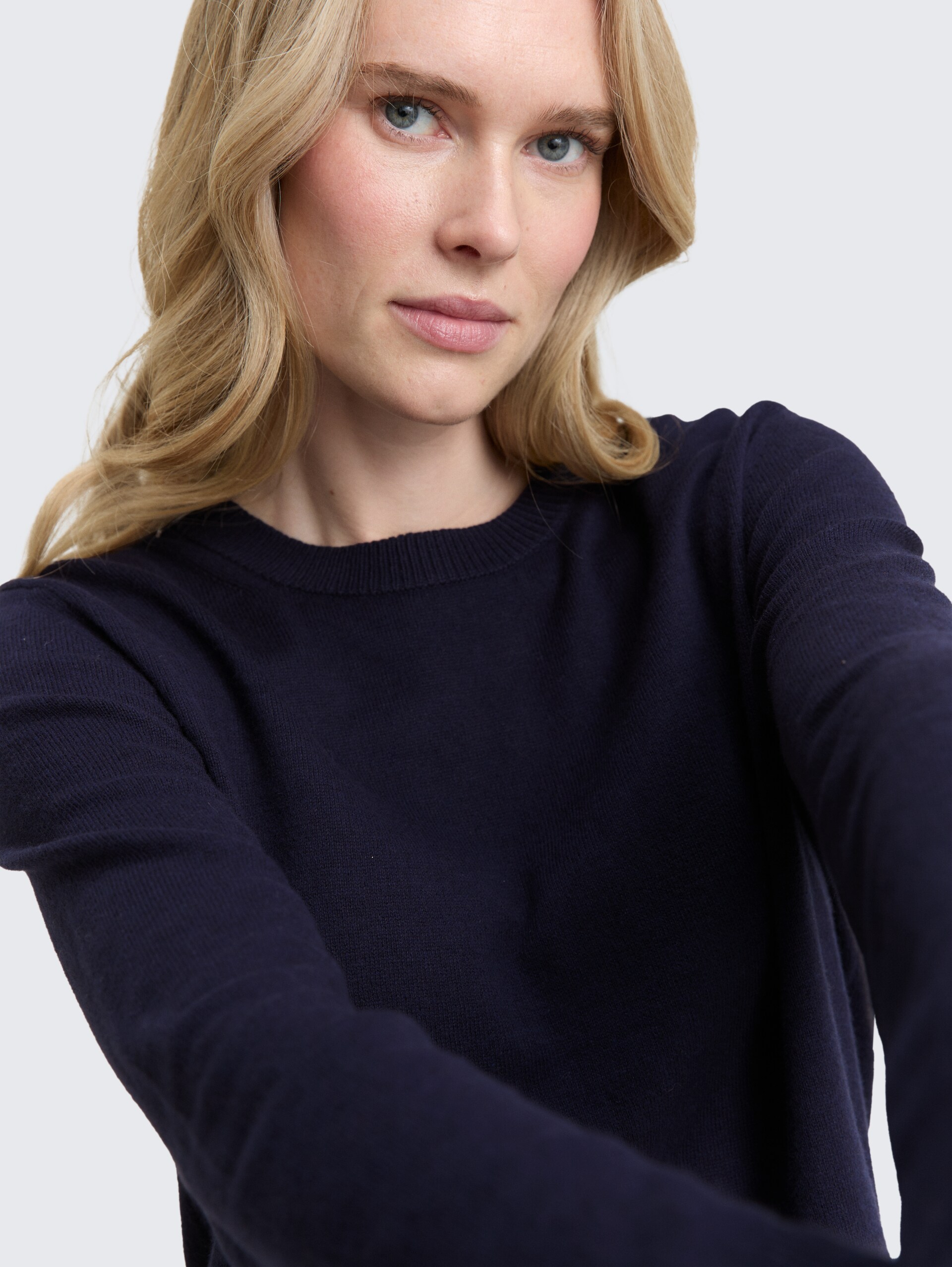 Strickpullover mit Kaschmir-Anteil - Knitted Navy Melange - Detail-Model-Ansicht