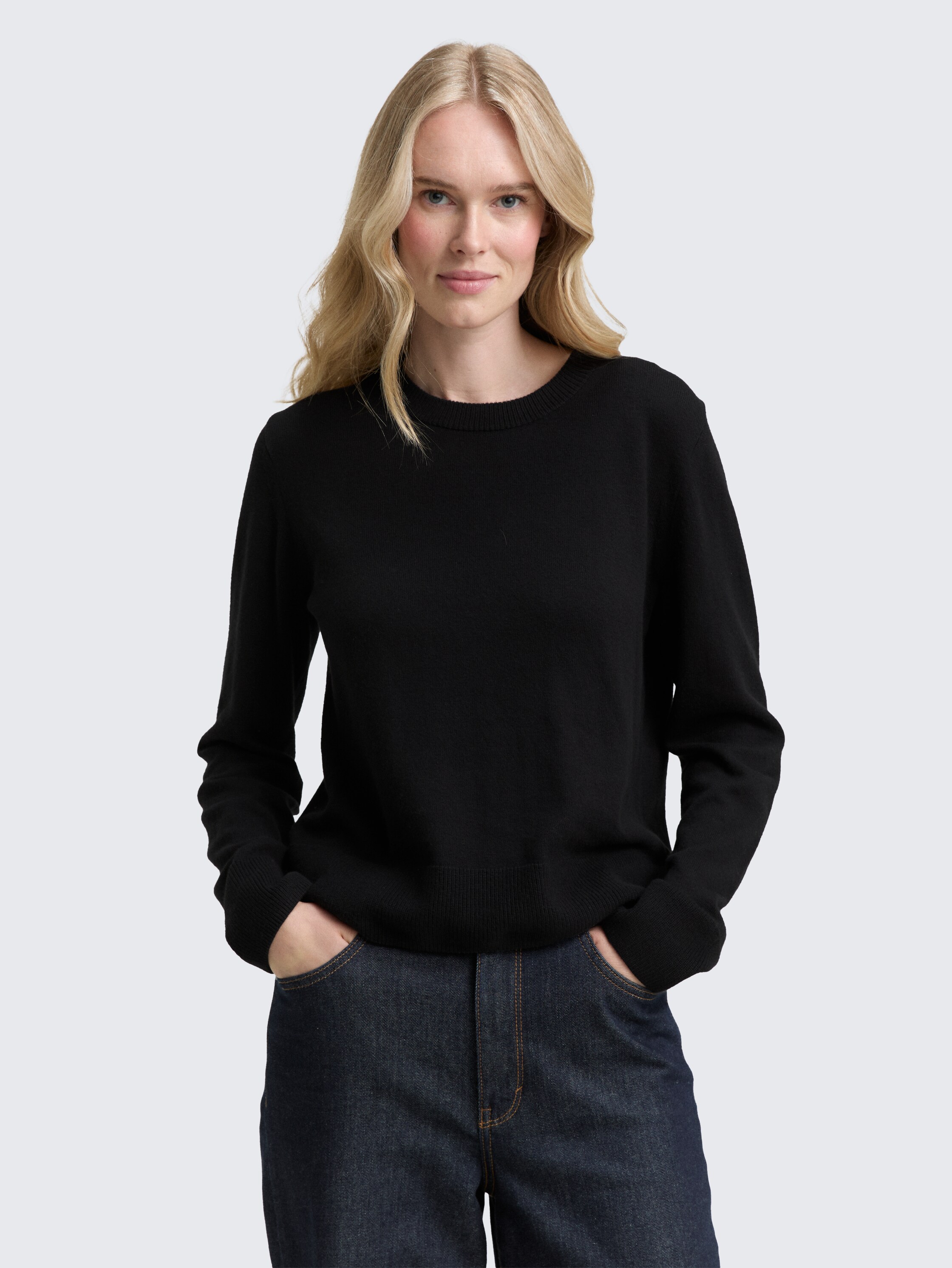 Knitted jumper with cashmere blend - deep black - Neckline model front view