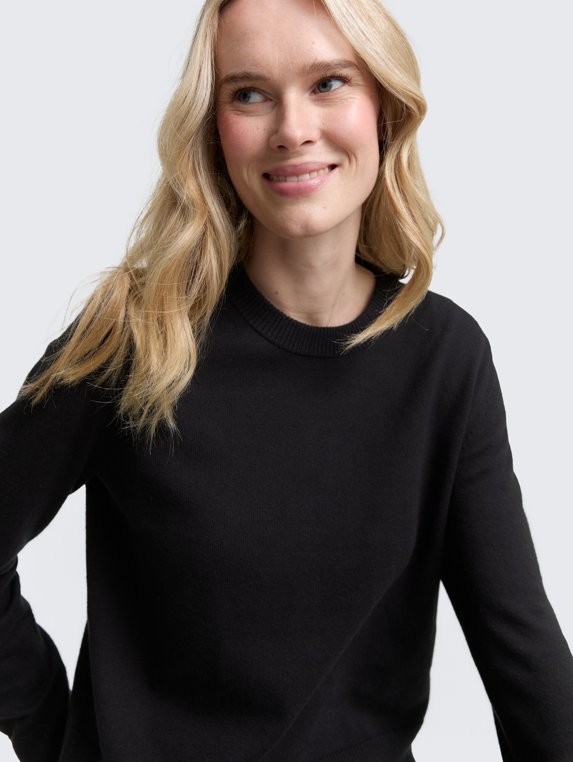 Strickpullover mit Kaschmir-Anteil - deep black - Detail-Model-Ansicht