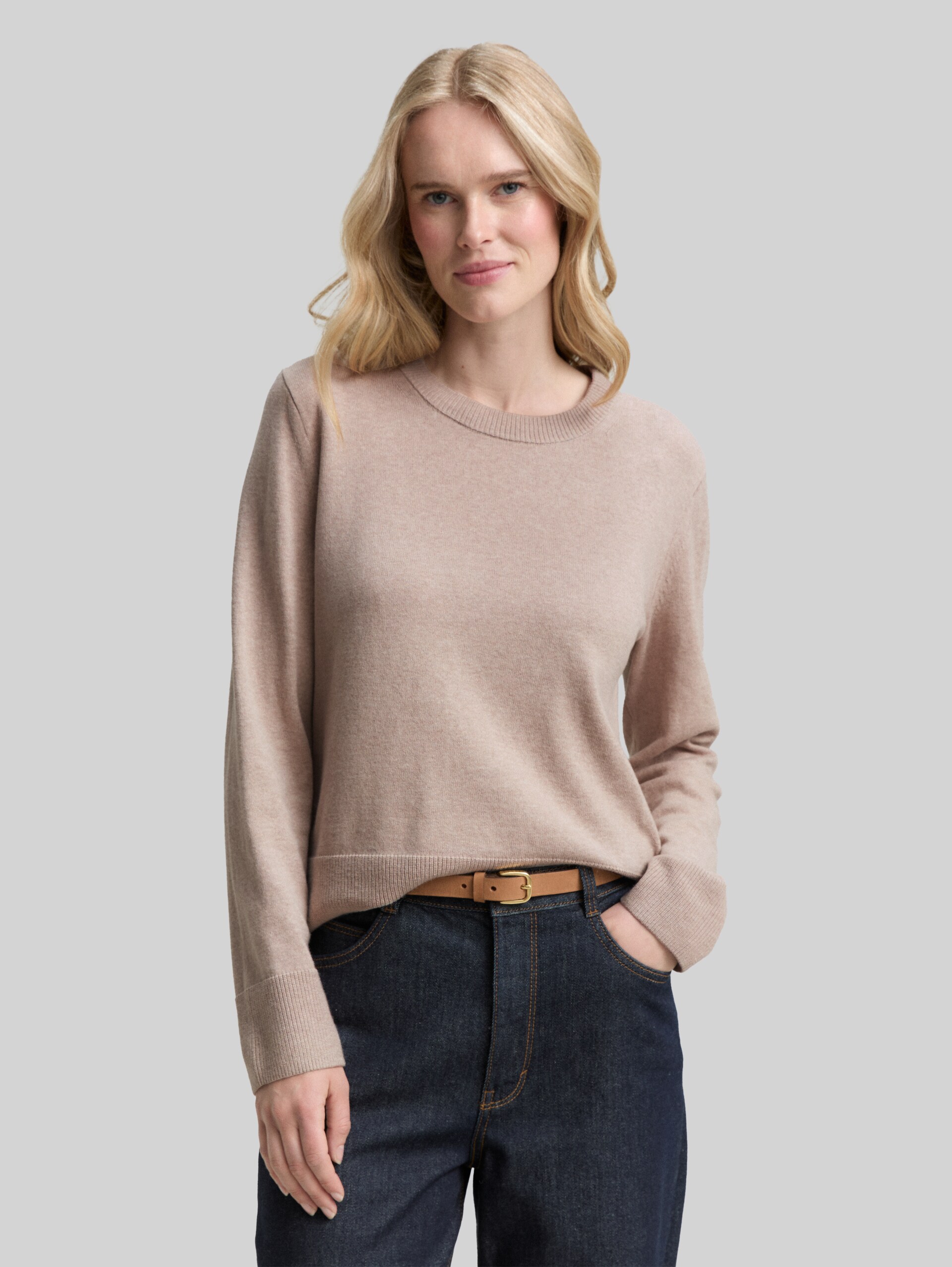 Knitted jumper with cashmere blend - soft taupe melange - Neckline model front view