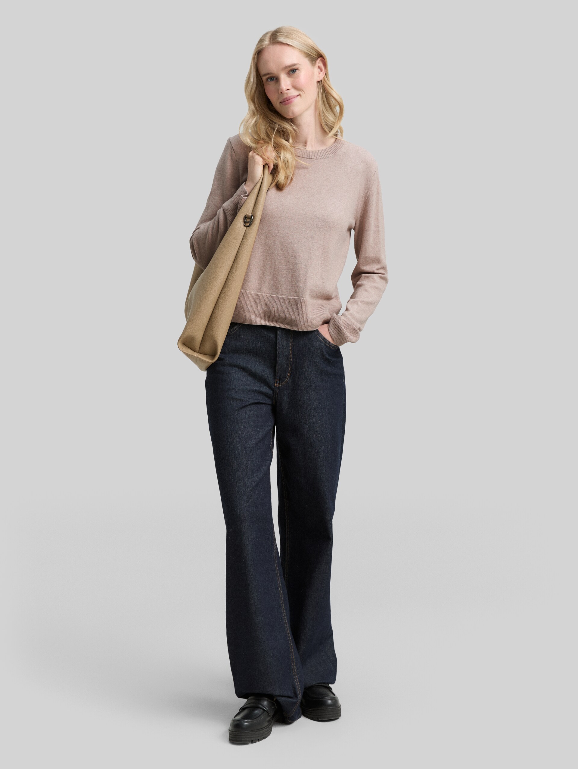 Knitted jumper with cashmere blend - soft taupe melange - Model front view