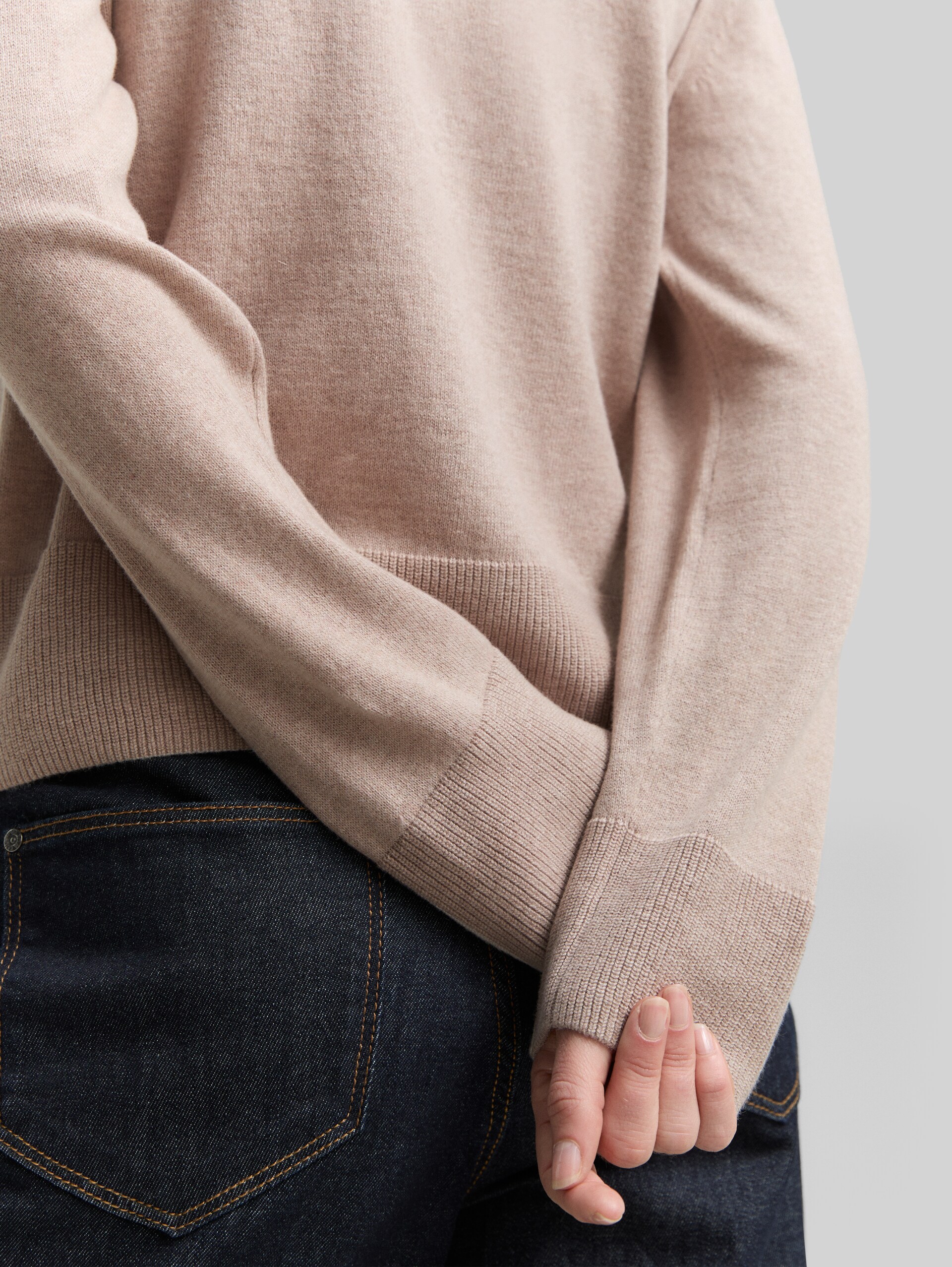 Knitted jumper with cashmere blend - soft taupe melange - Detail model view