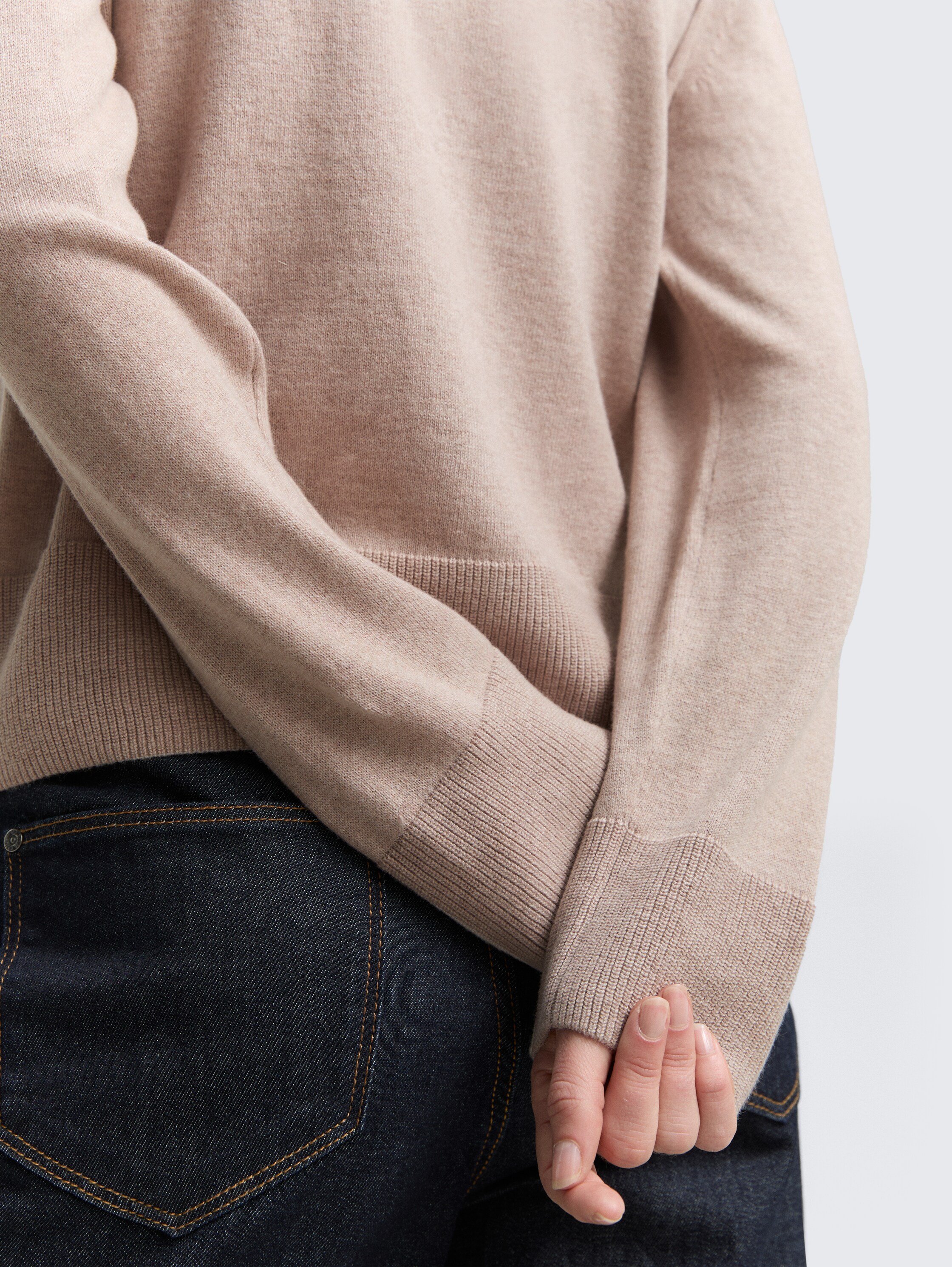 Gebreide trui met kasjmier - soft taupe melange - Detailaanzicht model