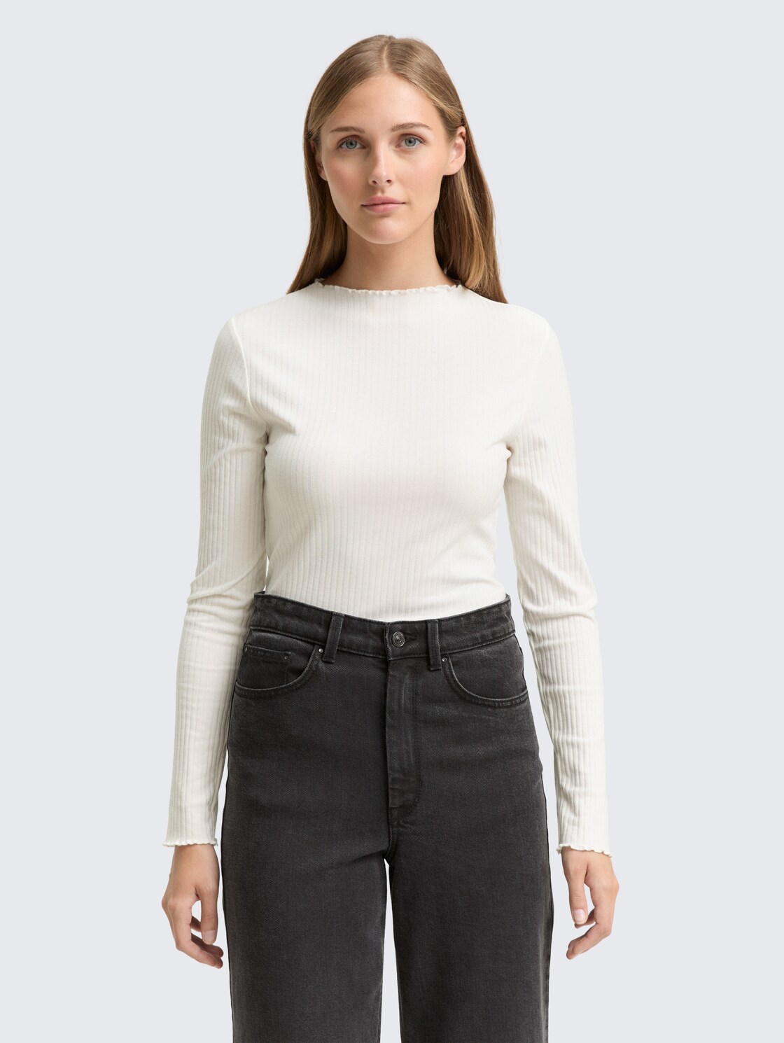 Ripp Langarmshirt mit Stehkragen - off white - Ausschnitt Model-Vorderansicht