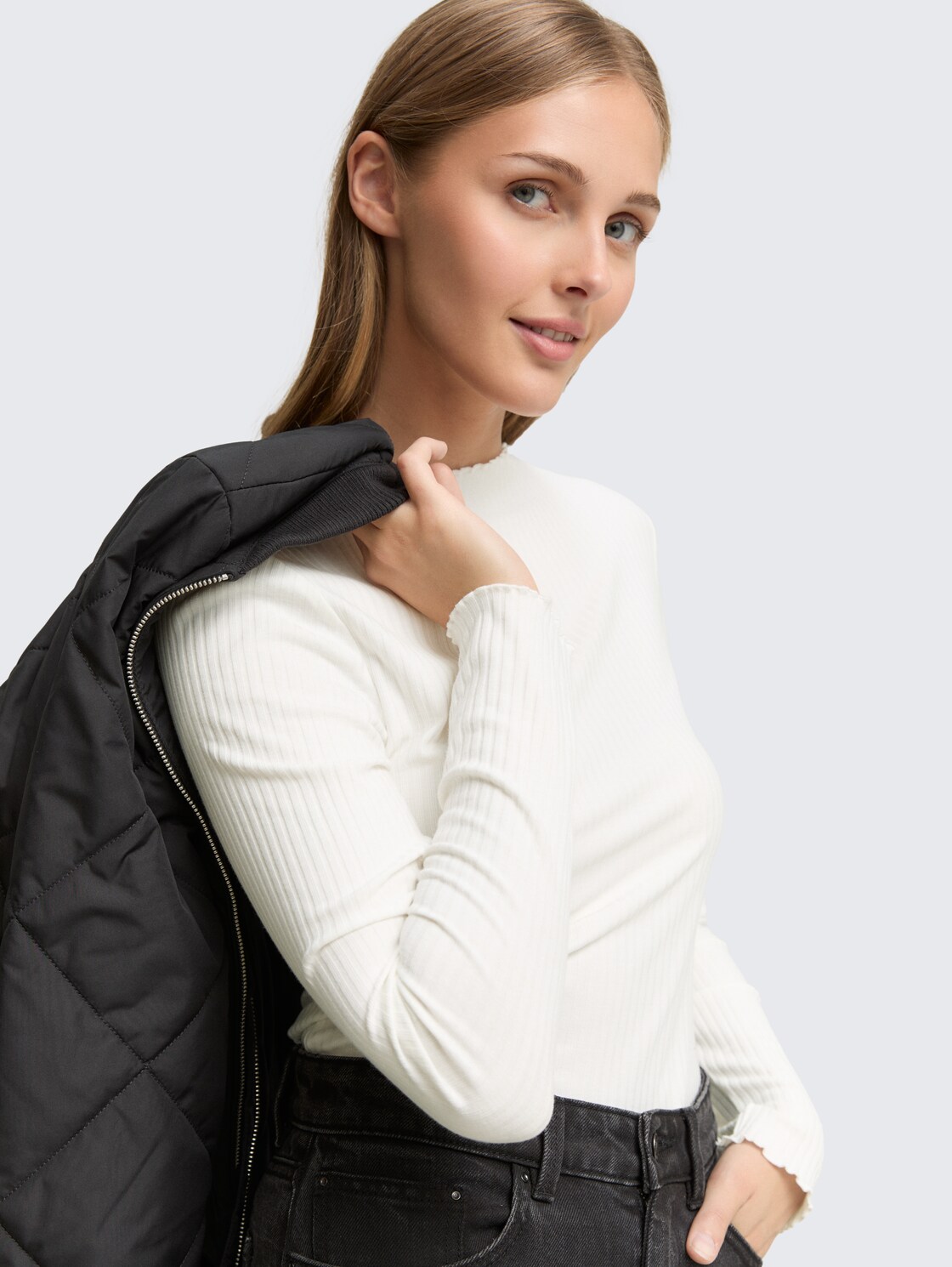 Ripp Langarmshirt mit Stehkragen - off white - Detail-Model-Ansicht