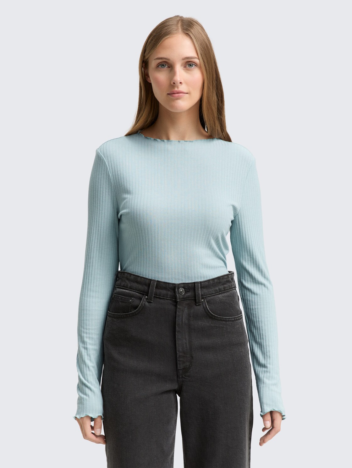 Ripp Langarmshirt mit Stehkragen - Silver Cloud Blue - Ausschnitt Model-Vorderansicht