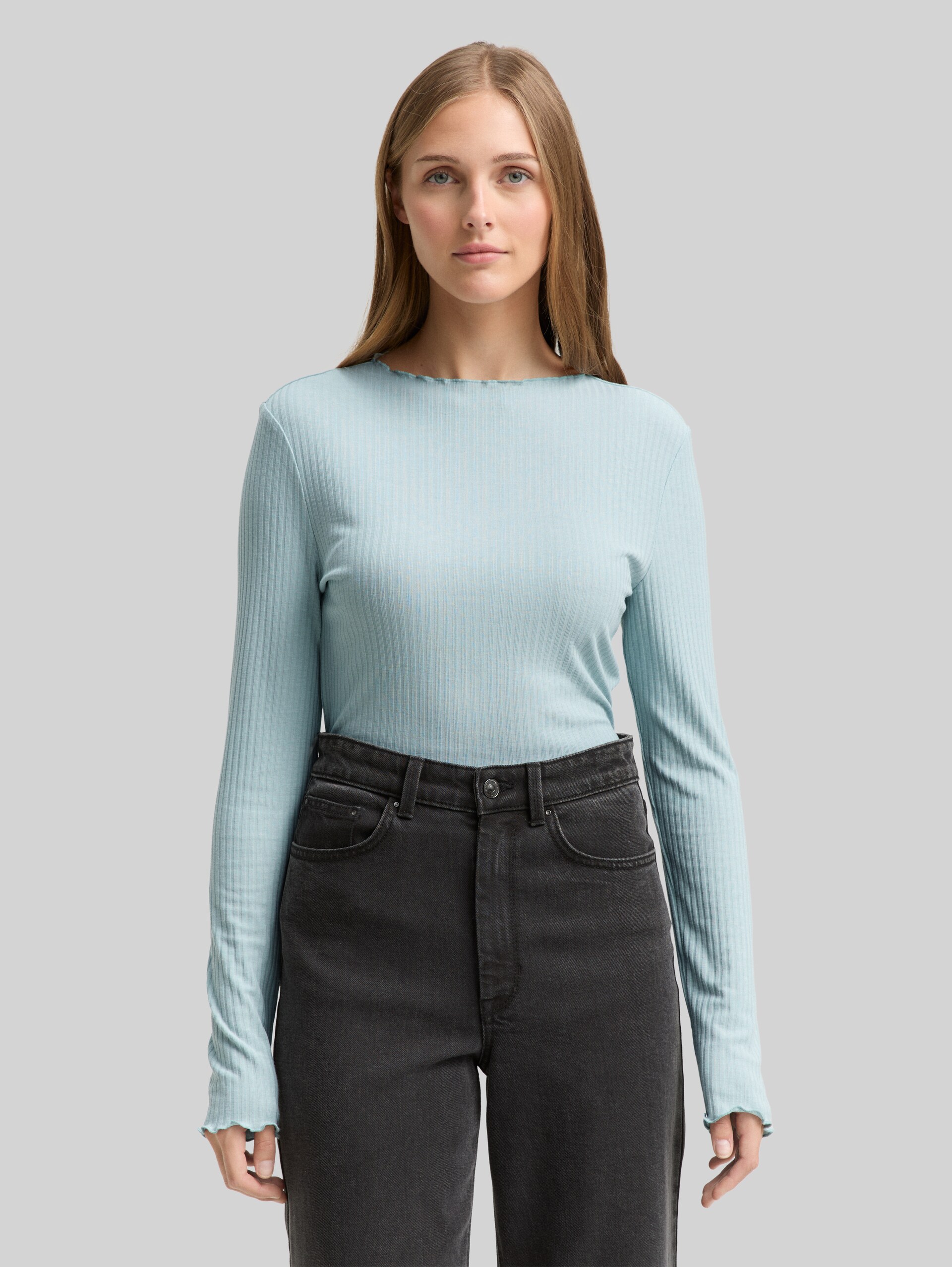 Ribbed long-sleeved shirt with stand-up collar - Silver Cloud Blue - Neckline model front view