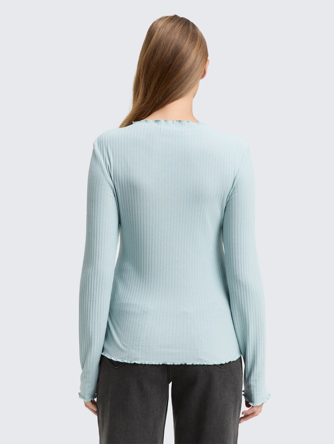 Ripp Langarmshirt mit Stehkragen - Silver Cloud Blue - Auschnitt Model-Rückansicht