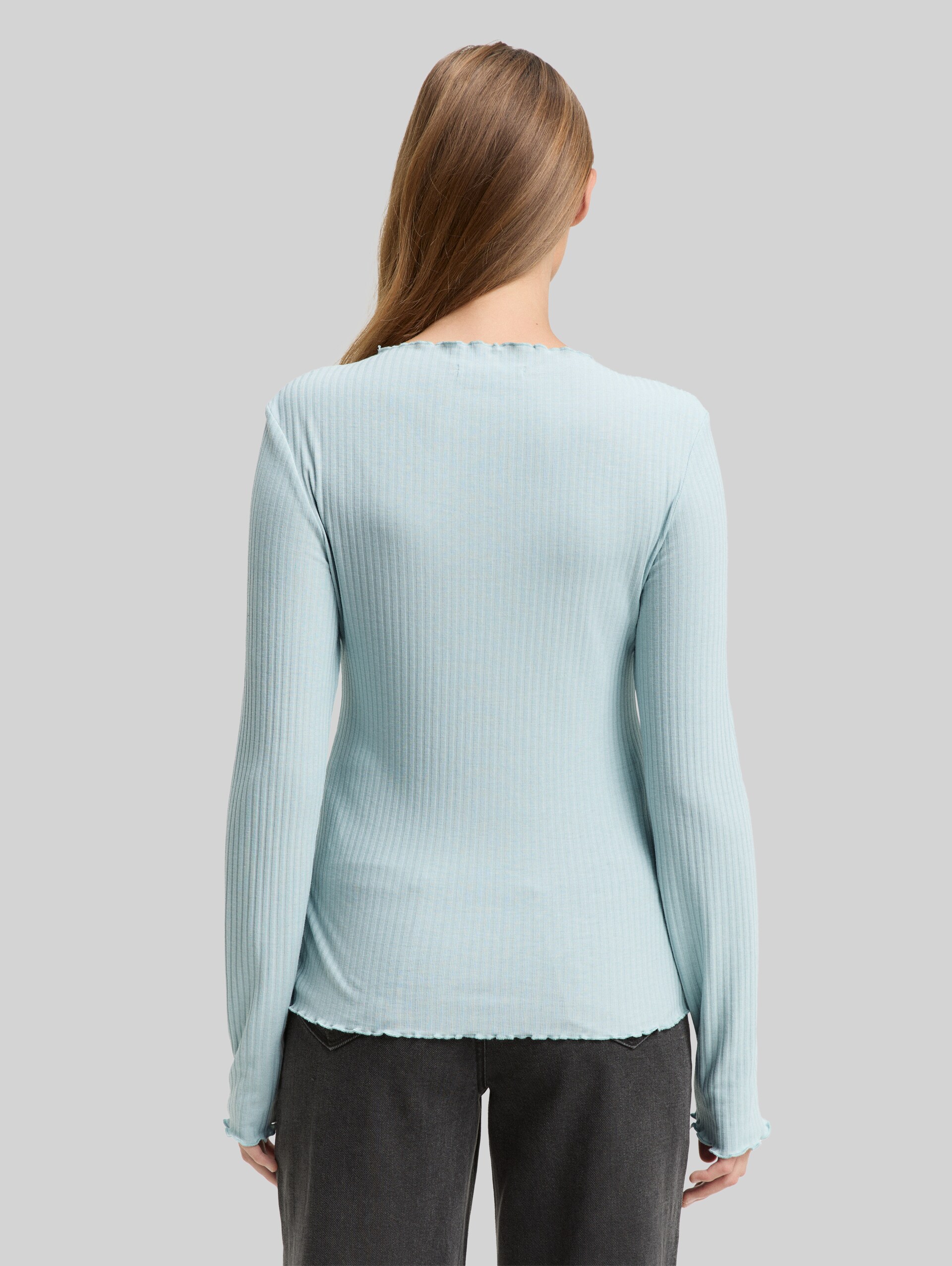 Ribbed long-sleeved shirt with stand-up collar - Silver Cloud Blue - Neckline model-back view
