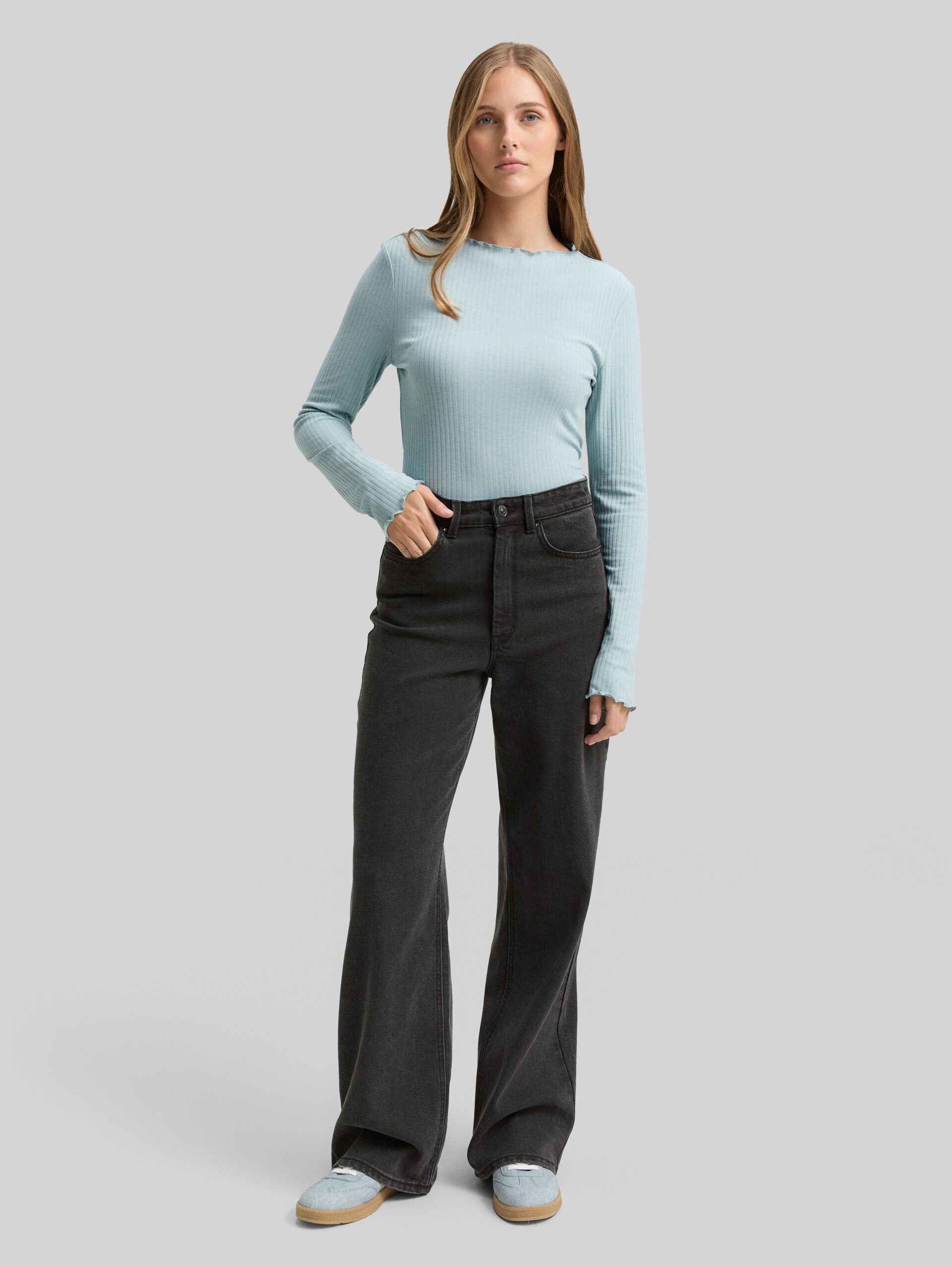 Ribbed long-sleeved shirt with stand-up collar - Silver Cloud Blue - Model front view