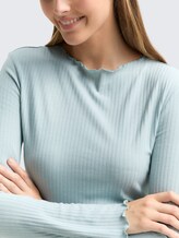 Ripp Langarmshirt mit Stehkragen - Silver Cloud Blue - Detail-Model-Ansicht